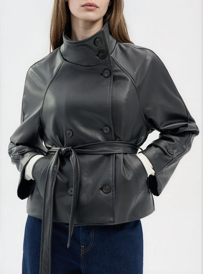 Kurz geschnittener Trenchcoat mit Lederoptik, Stehkragen und Gürtel