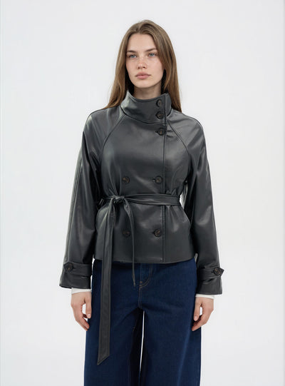 Kurz geschnittener Trenchcoat mit Lederoptik, Stehkragen und Gürtel