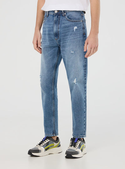 Jeans relaxed con piccoli strappi