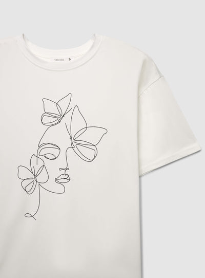 T-shirt con stampa volto e farfalle