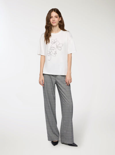T-shirt con stampa volto e farfalle