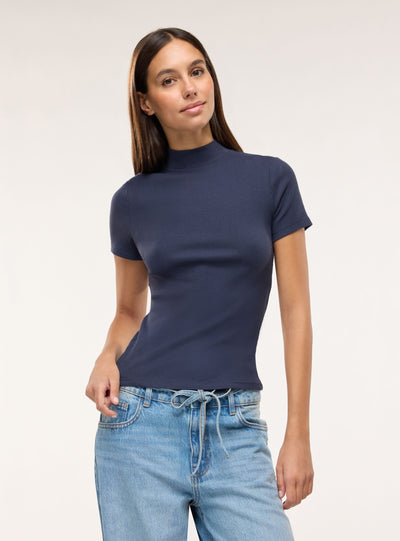 T-shirt a coste con collo lupetto