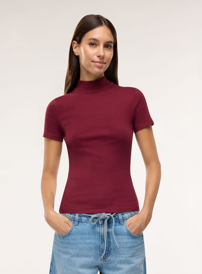 T-shirt a costine con collo lupetto