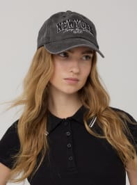 Small-Hat Woman Terranova