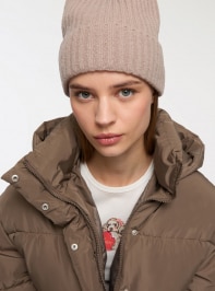 Small-Hat Woman Terranova