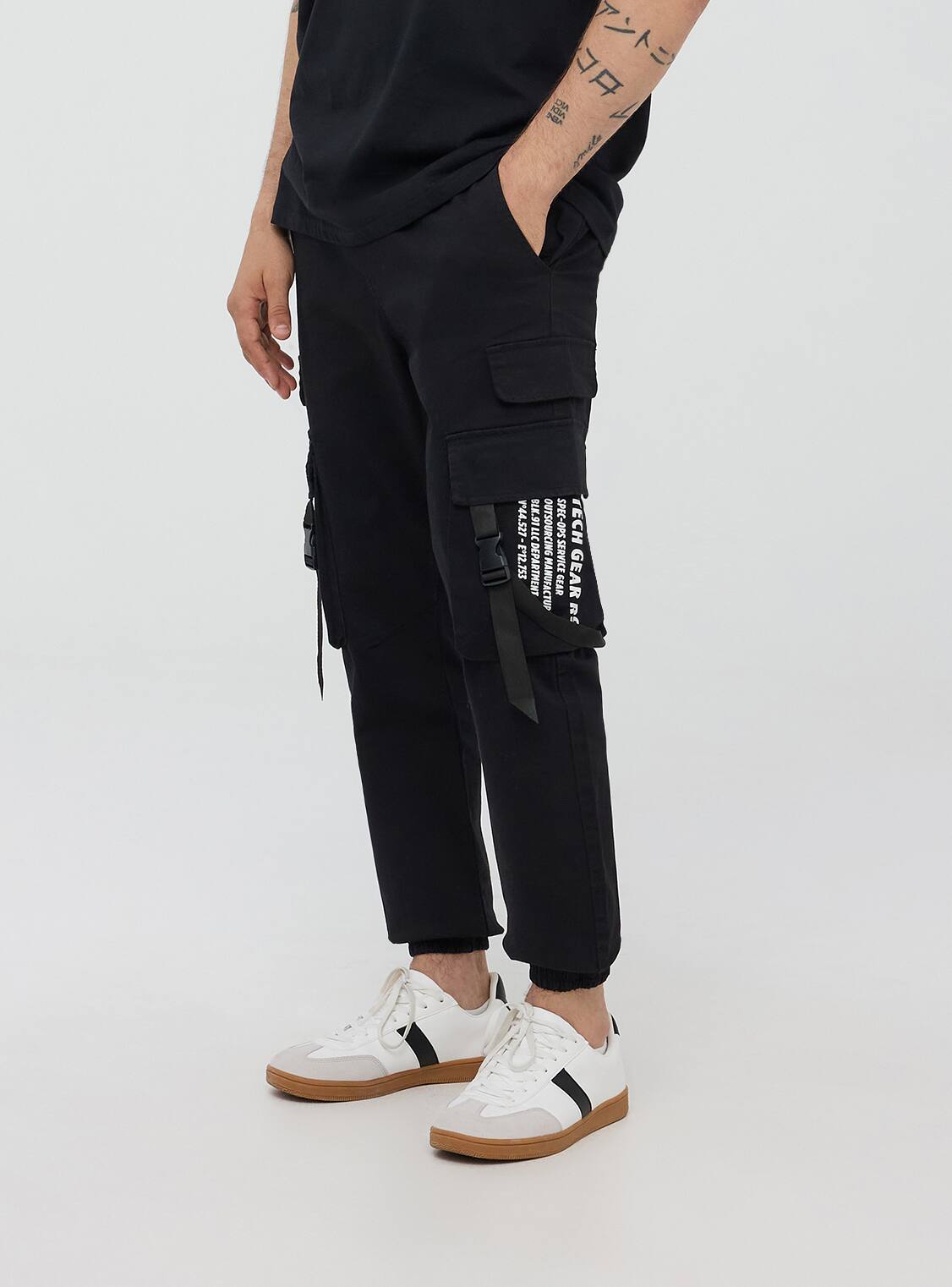 Pantaloni cargo con scritte nero Terranova
