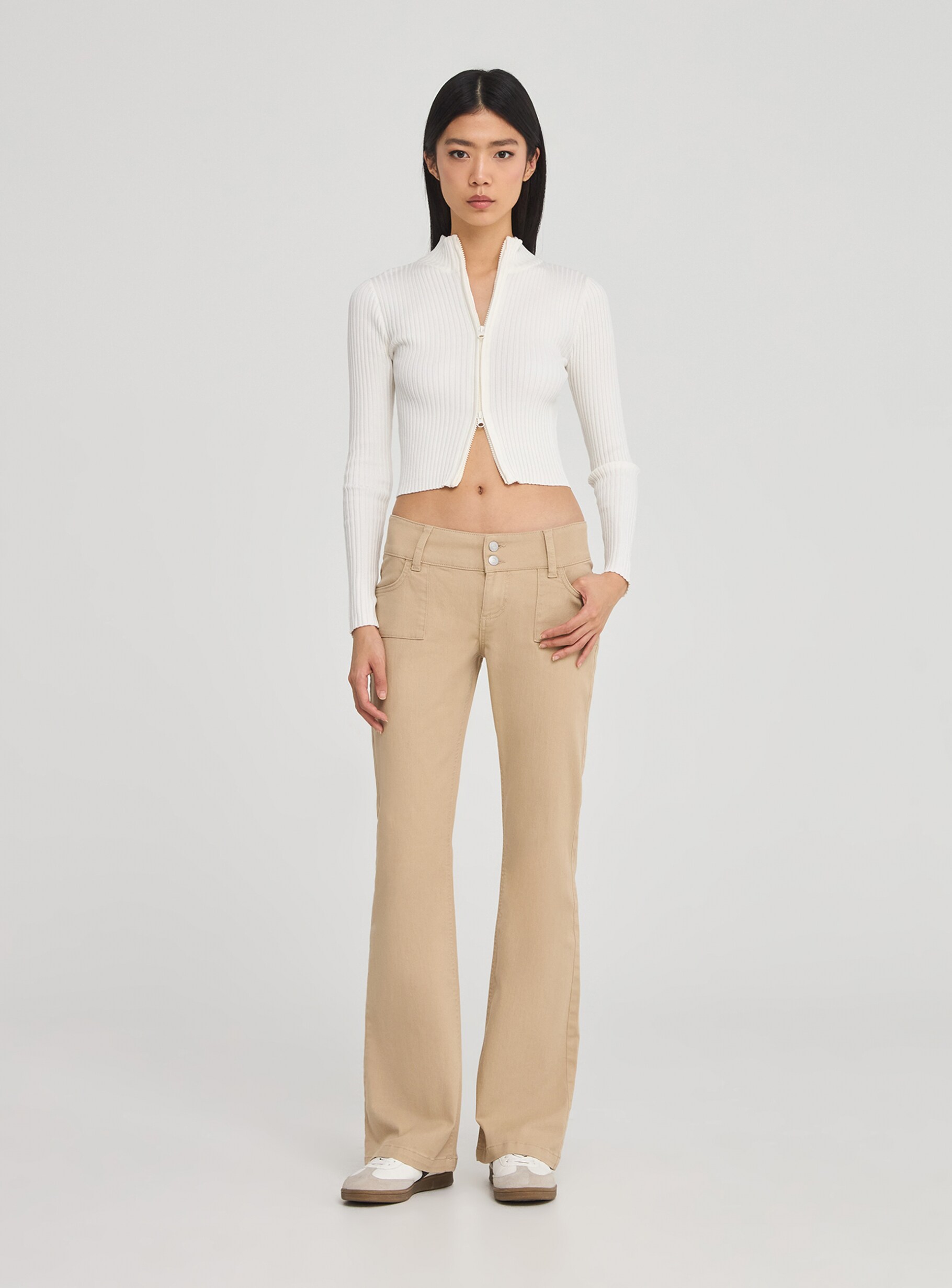 Pantaloni a zampa vita bassa beige Terranova