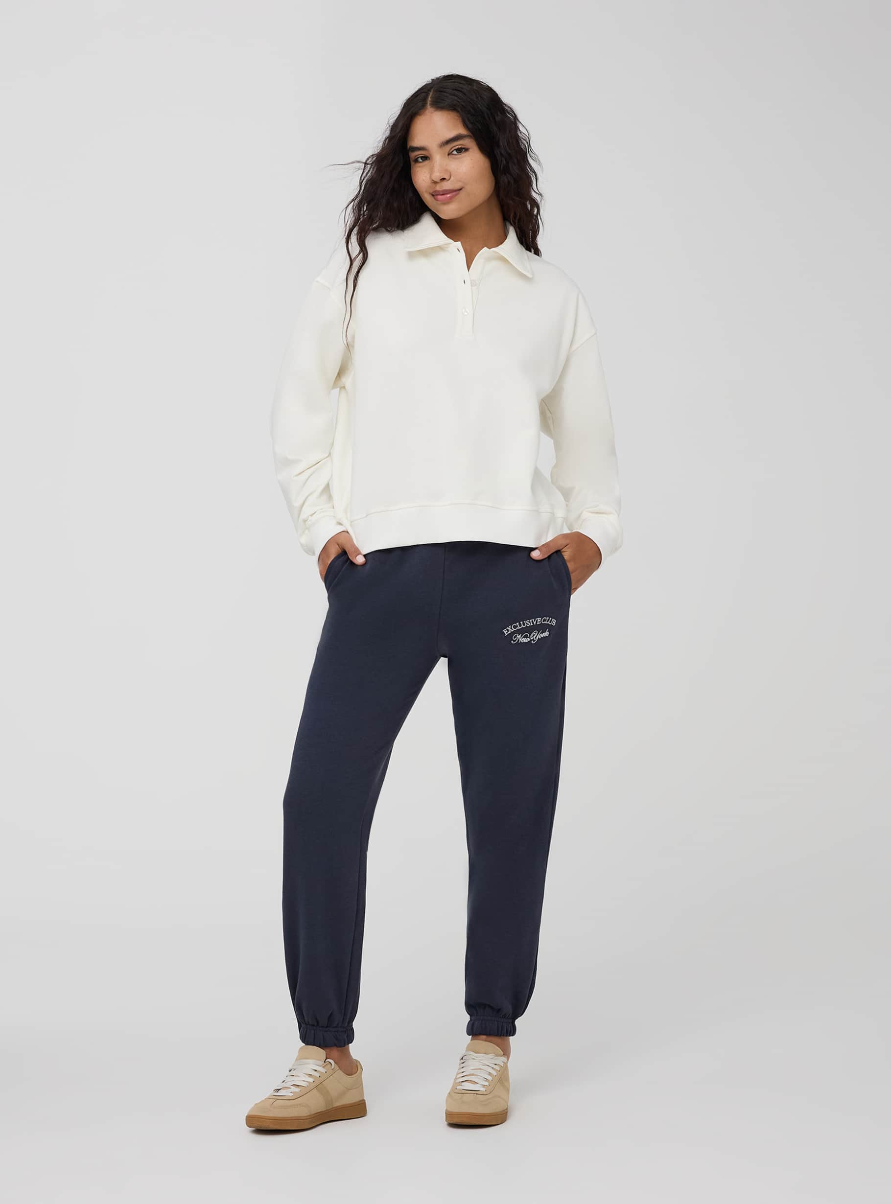 Pantaloni tuta pesanti a vita alta con ricamo blu scuro Terranova