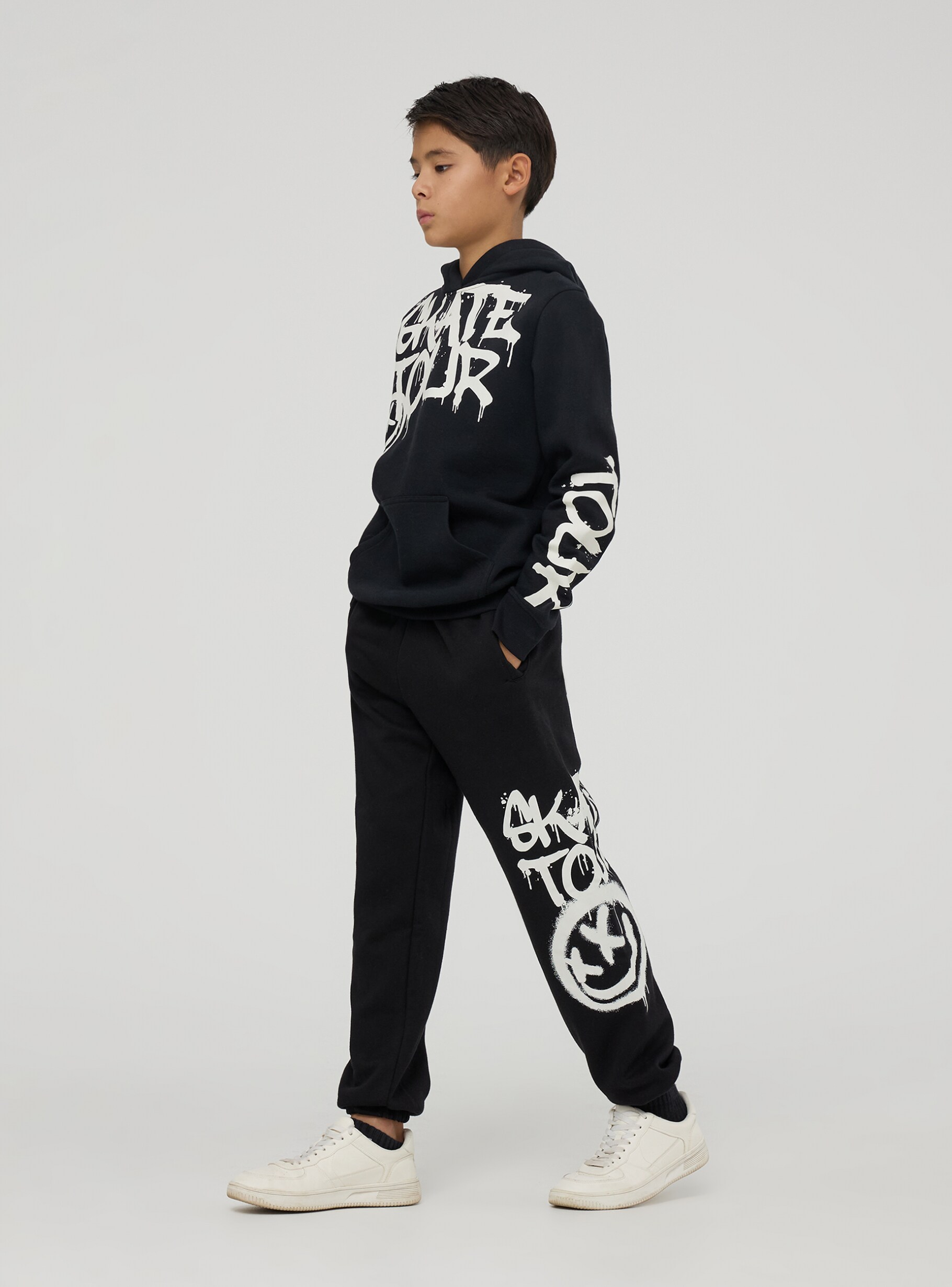 Black Heavy sweatpants with graffiti print Buy Online Terranova