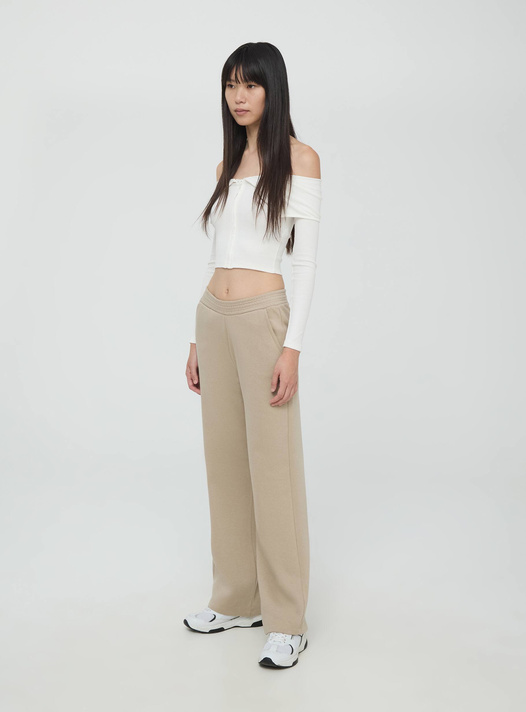 Wide legged tracksuit bottoms 2025