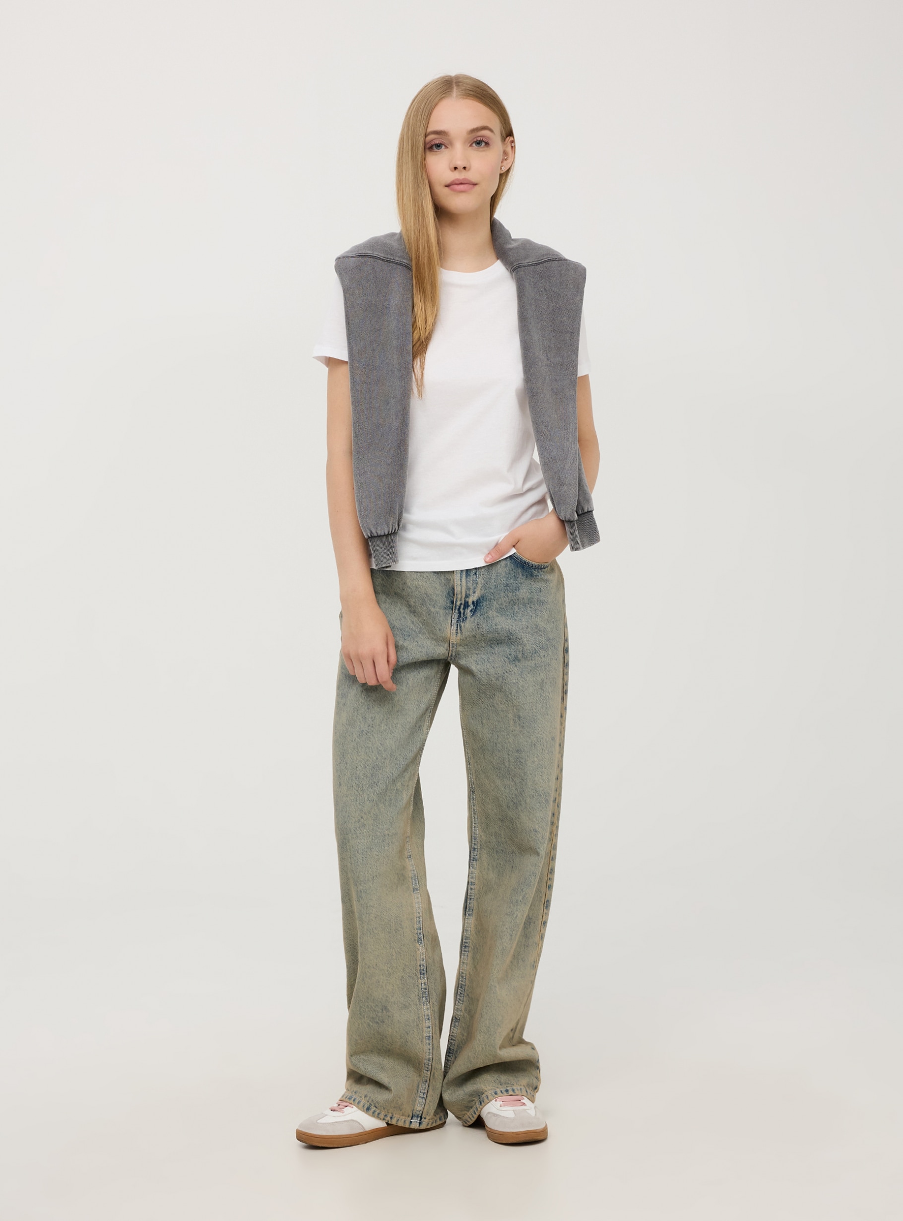 Middle blue denim Wide-leg jeans with a sandblasted finish