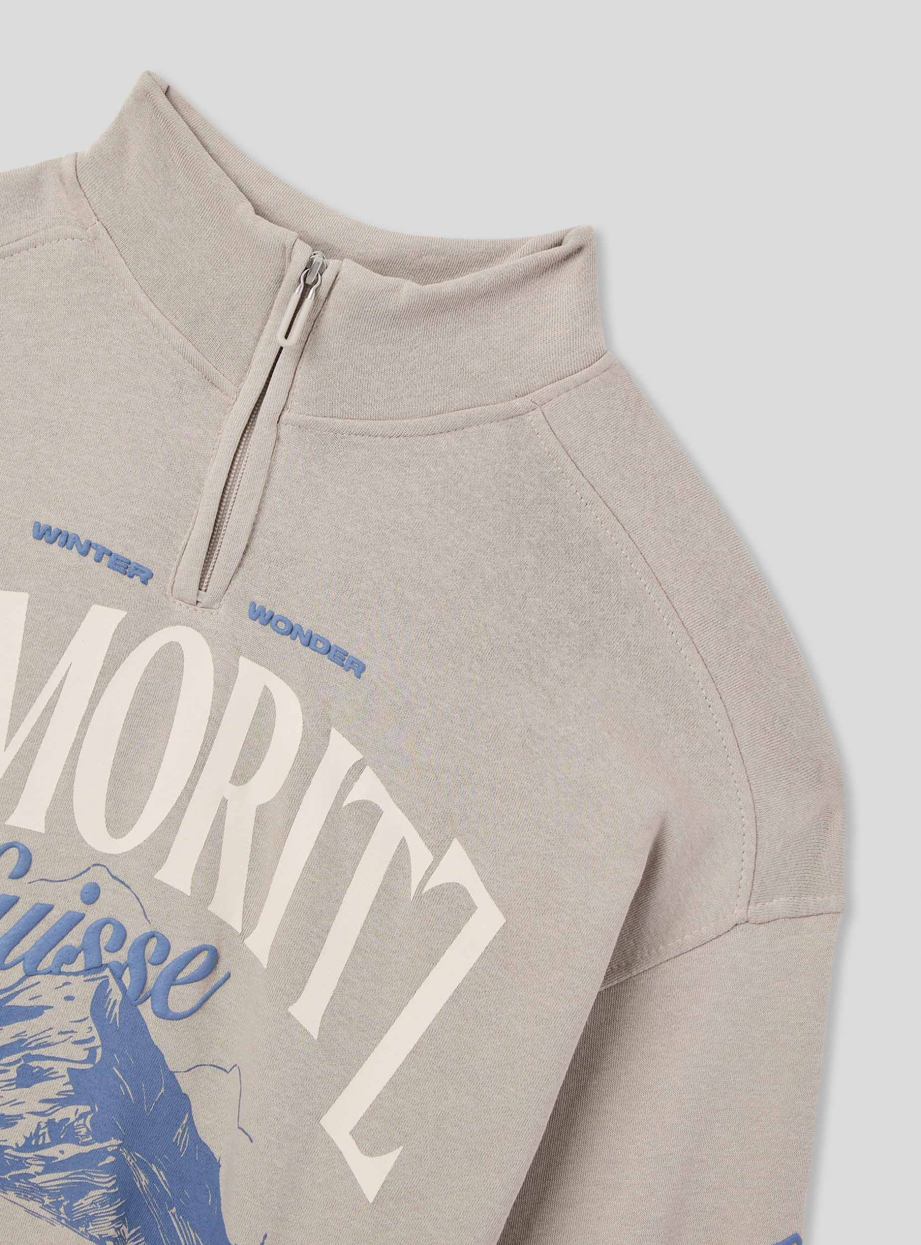 Oversize-Sweatshirt mit hohem Kragen, halbem Reißverschluss und Bergprint  hellgrau | Terranova