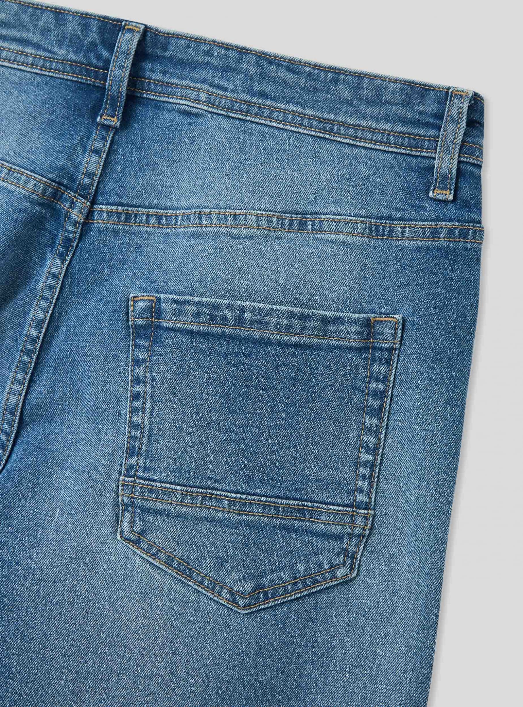 Jeansy medi regular fit nieb. denimowy umiark. | Terranova