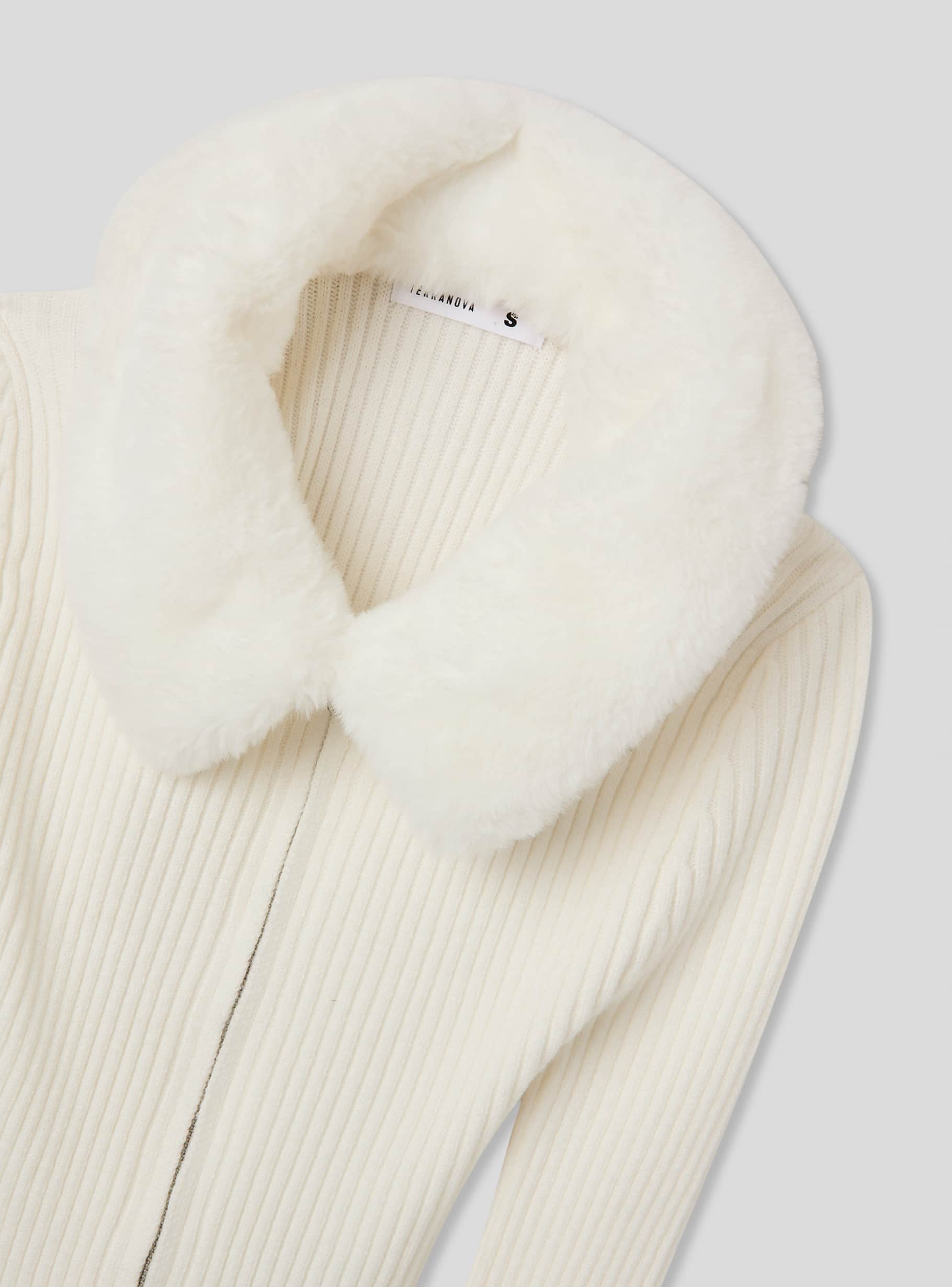 White sweater with fur collar hot sale