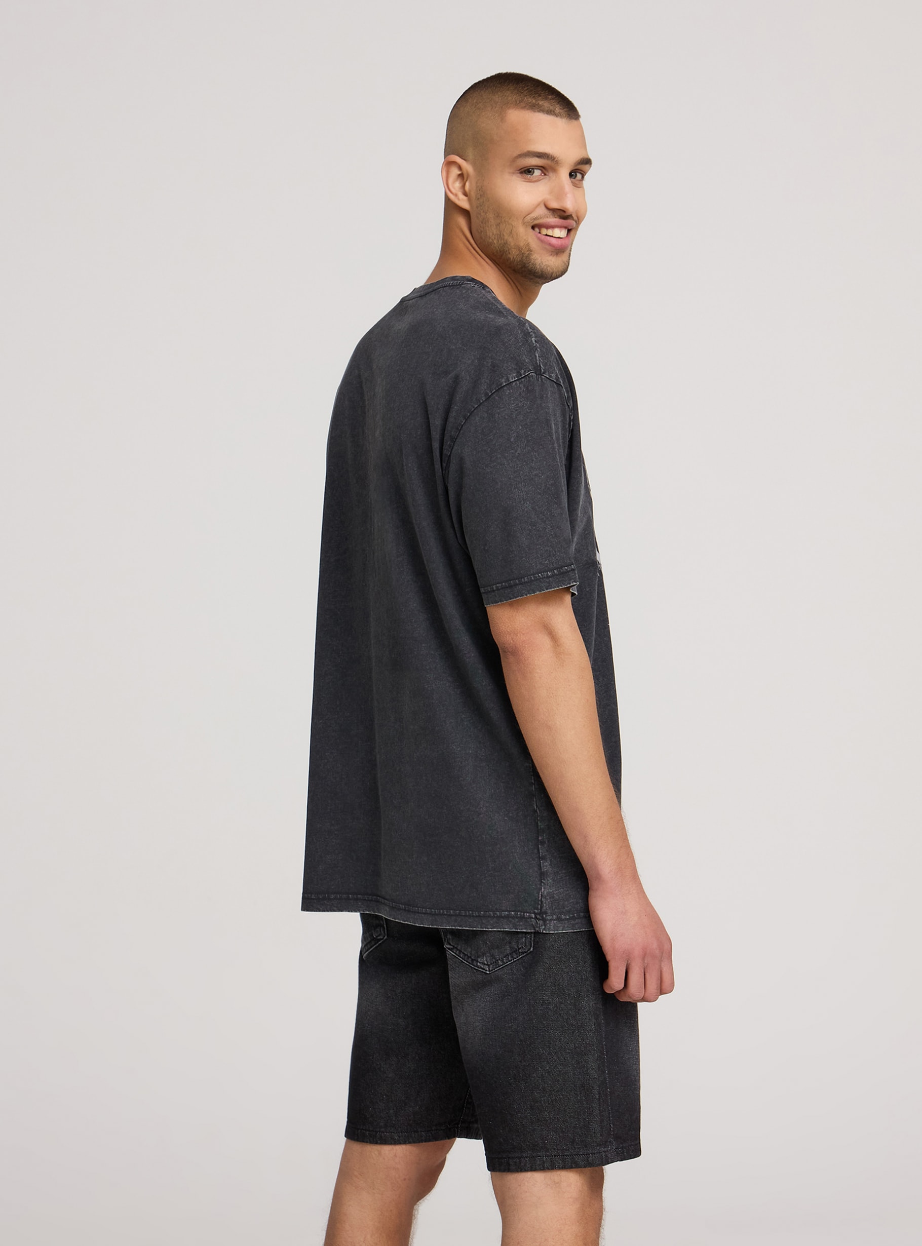 【SATIIIZ】Betten printed short-sleeved T-shirt Antracite Oversized T-shirt with metal print - Buy Online