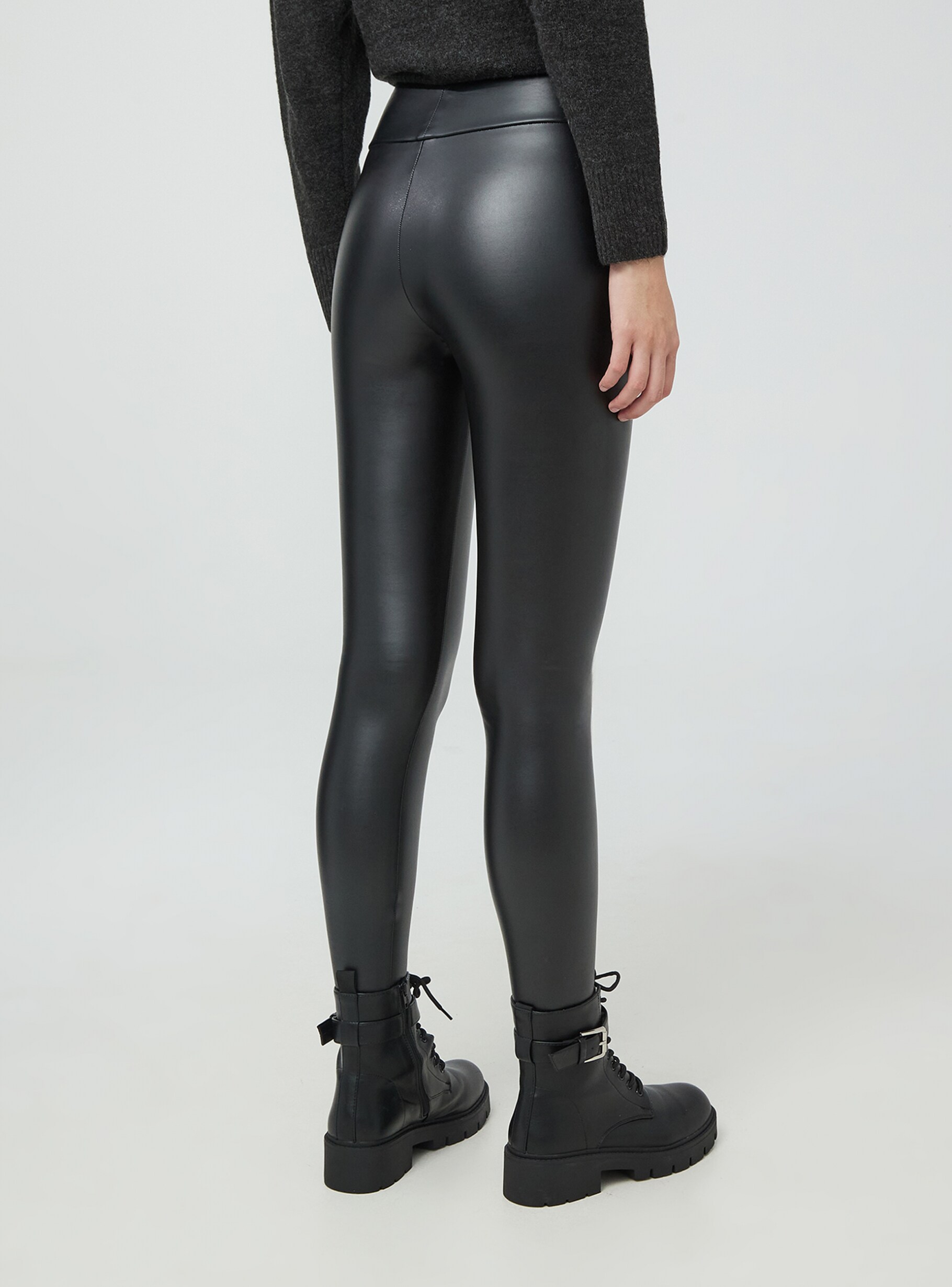 Schwarz Leggings aus Kunstleder Terranova