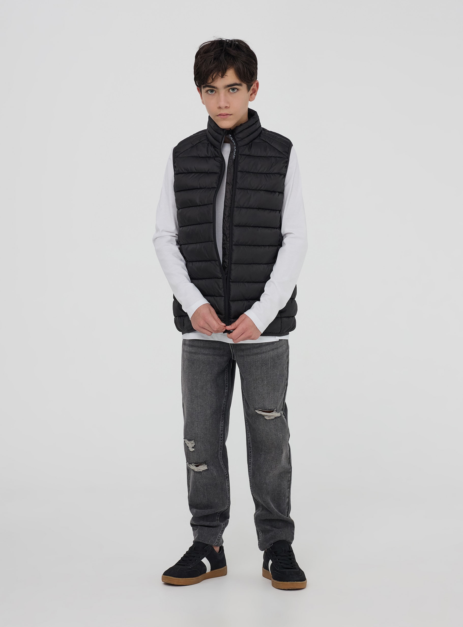 Black 100-gram sleeveless jacket - Buy Online | Terranova