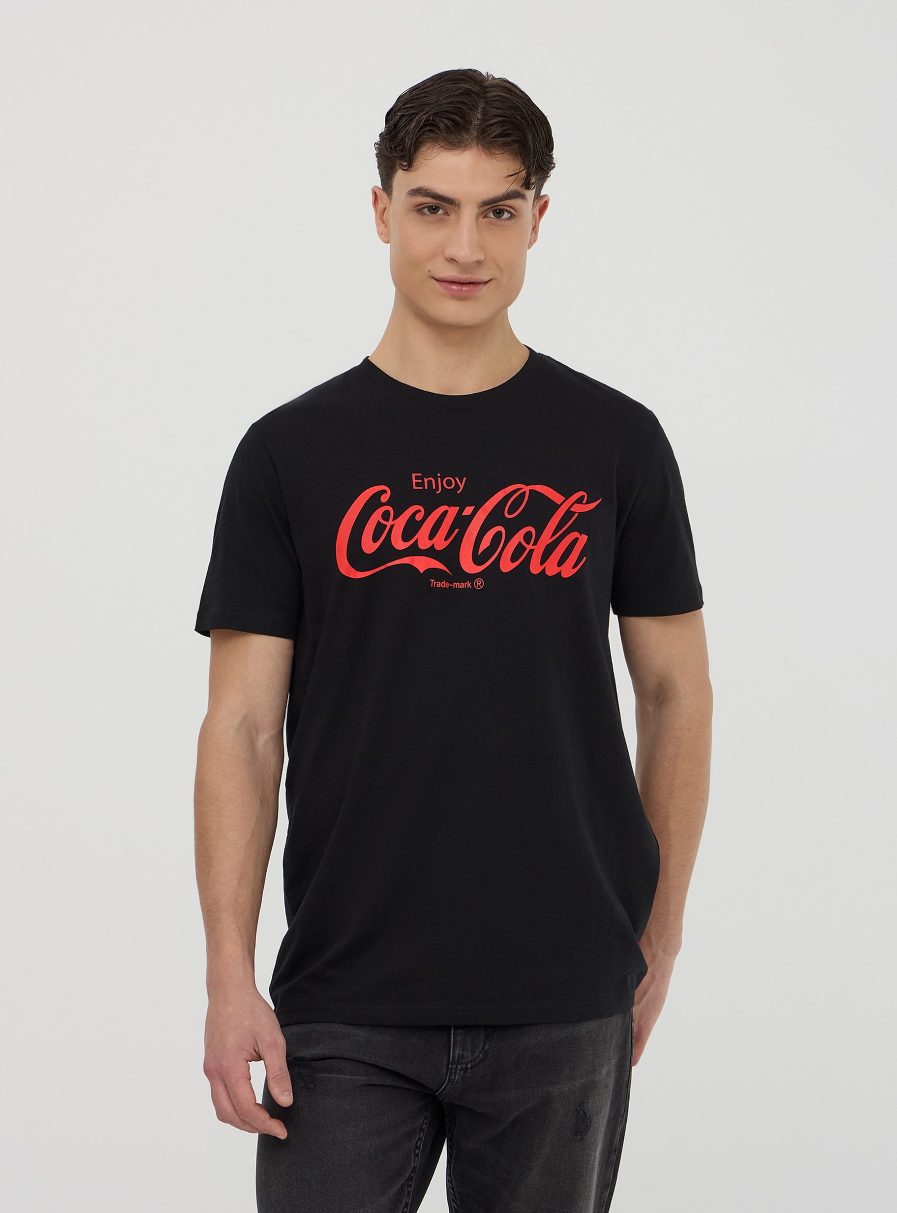 Black Coca-Cola® printed T-shirt - Buy Online | Terranova