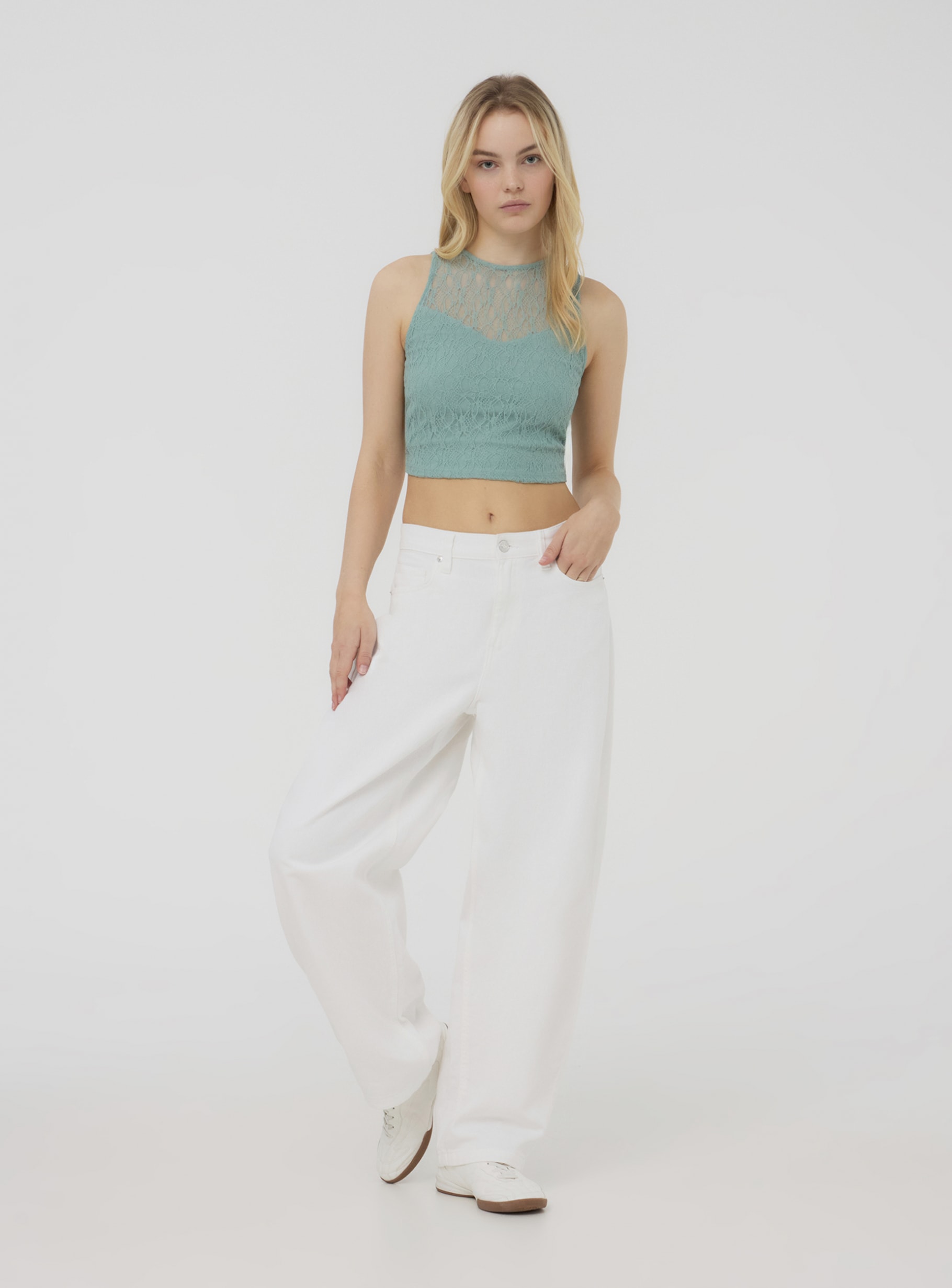 Green water light Top crop in lace with American neckline