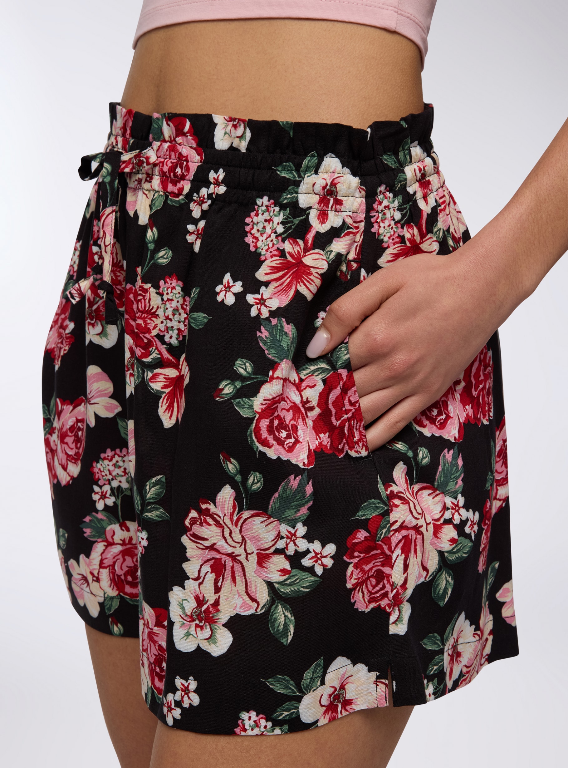 Var pink Shorts with flowers and drawstring - Buy Online