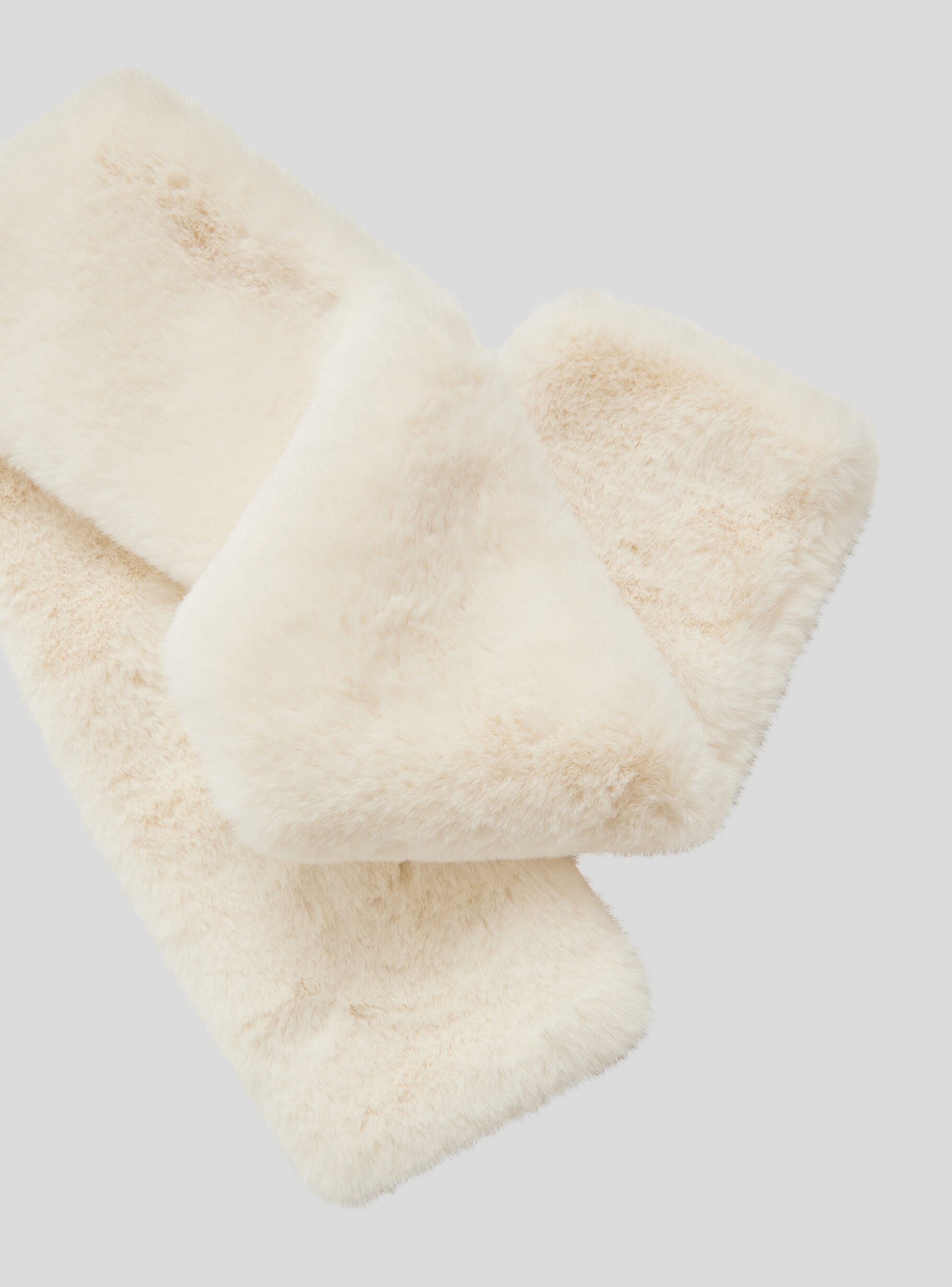 White wool Glamorous faux fur scarf - Buy Online | Terranova White wool Glamorous faux fur scarf - Buy Online | Terranova