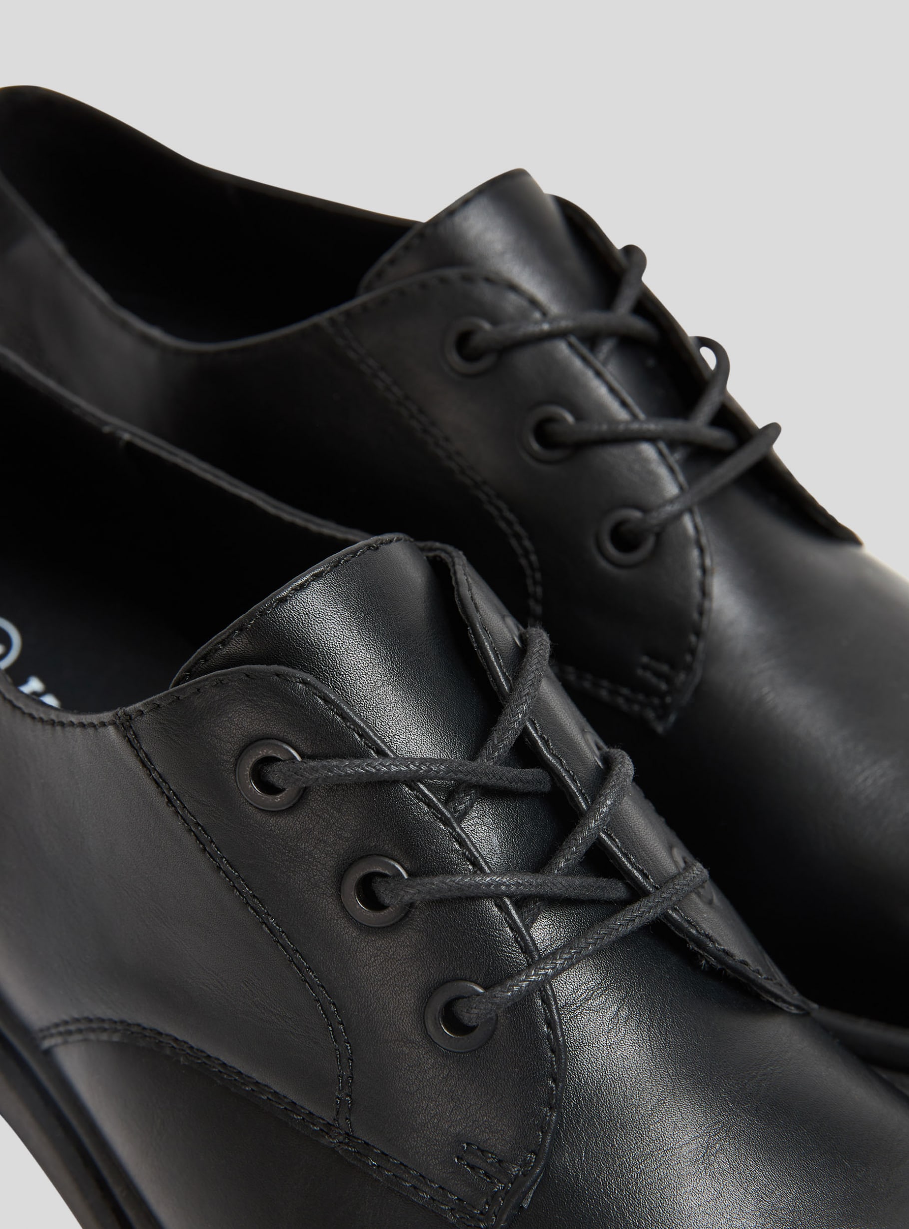 Buty sznurowane ze skóry ekologicznej Czarny Kup online Terranova sklep