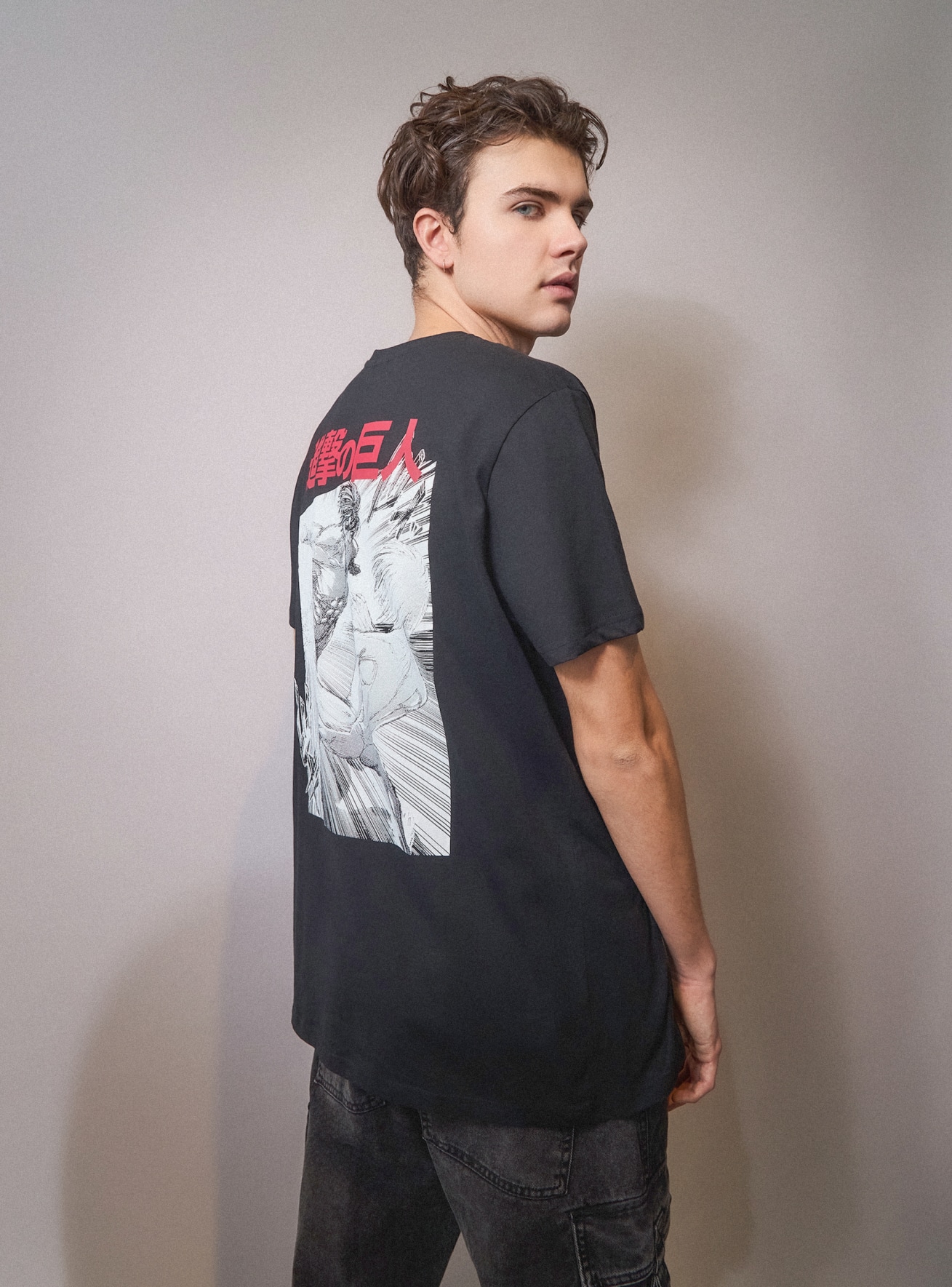 T shirt stampa Attack on Titan fronte retro Nero Acquista Online Terranova