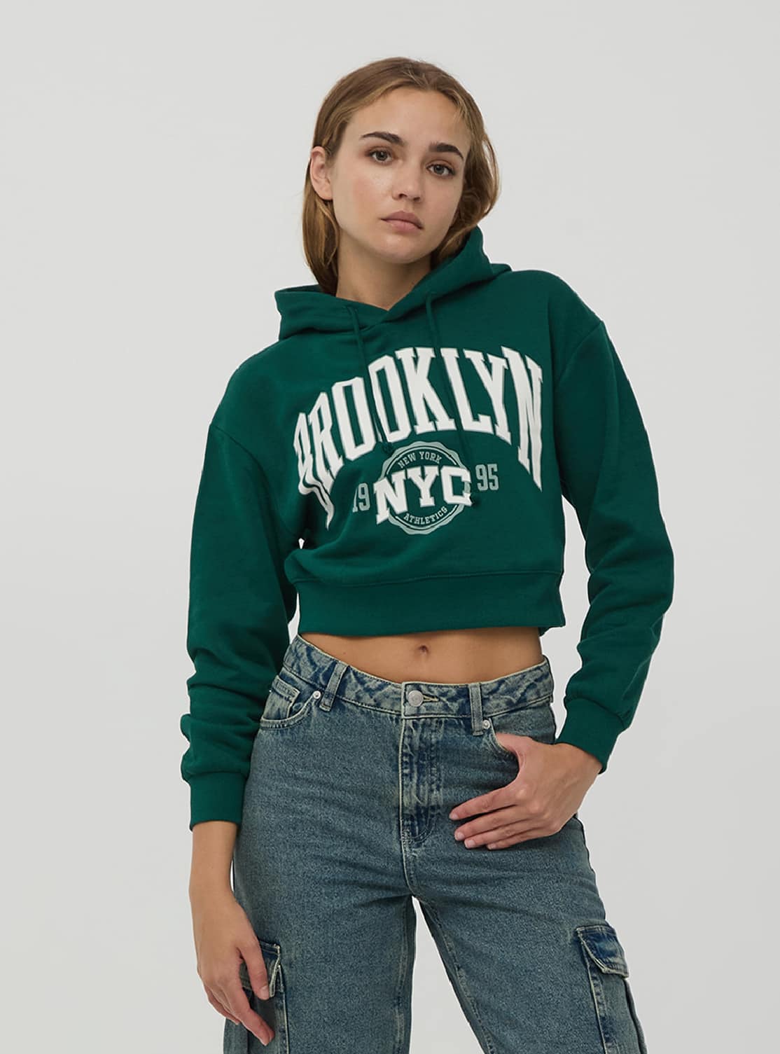Felpa crop con cappuccio stampa college