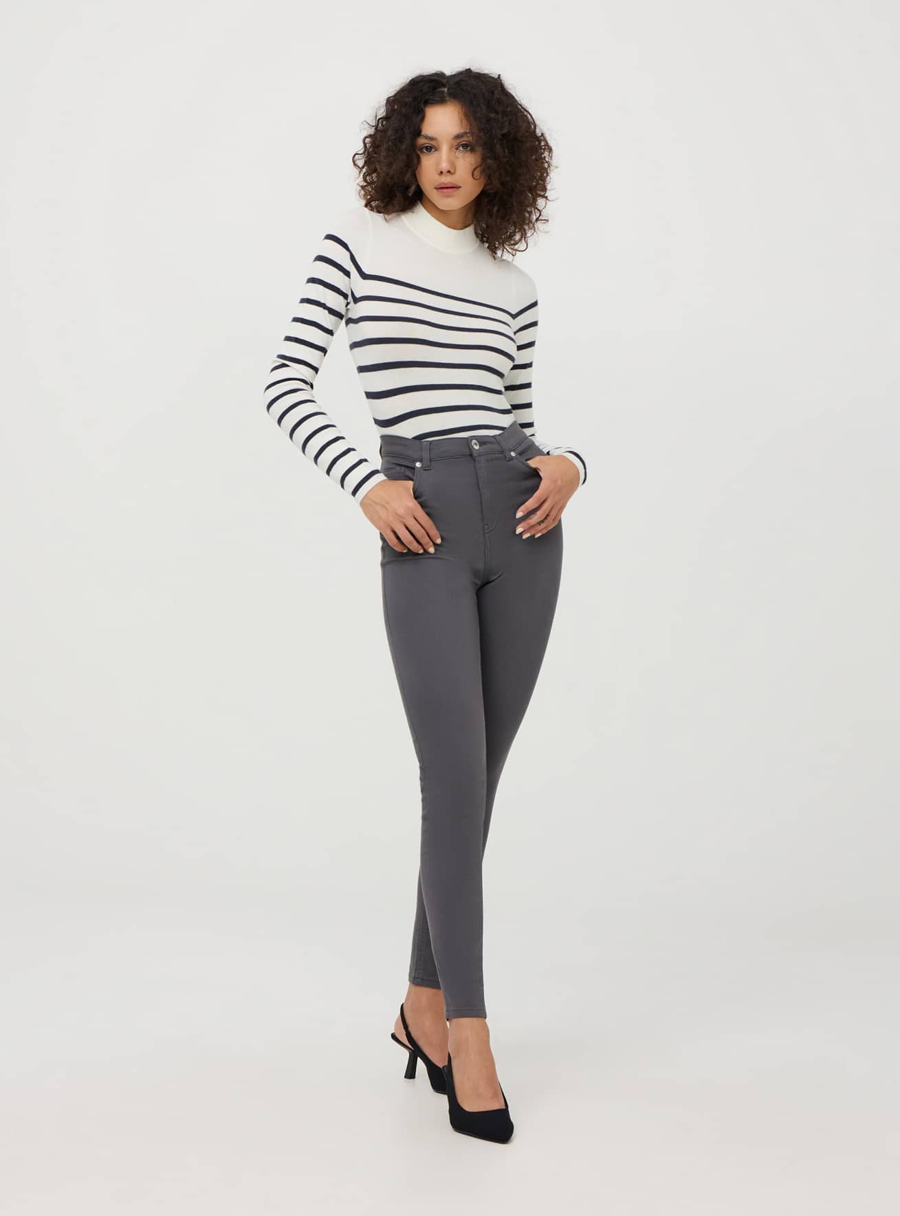 Pantaloni skinny a vita alta