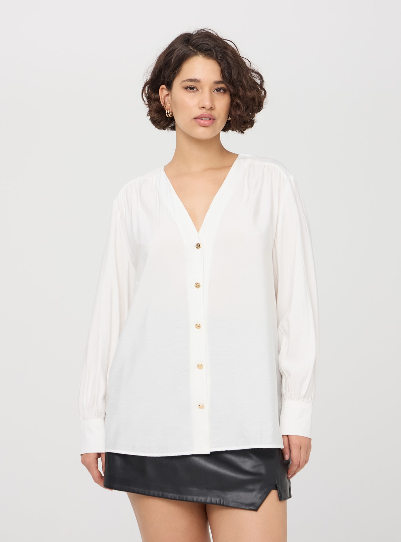 Blusa con scollo a v e bottoni