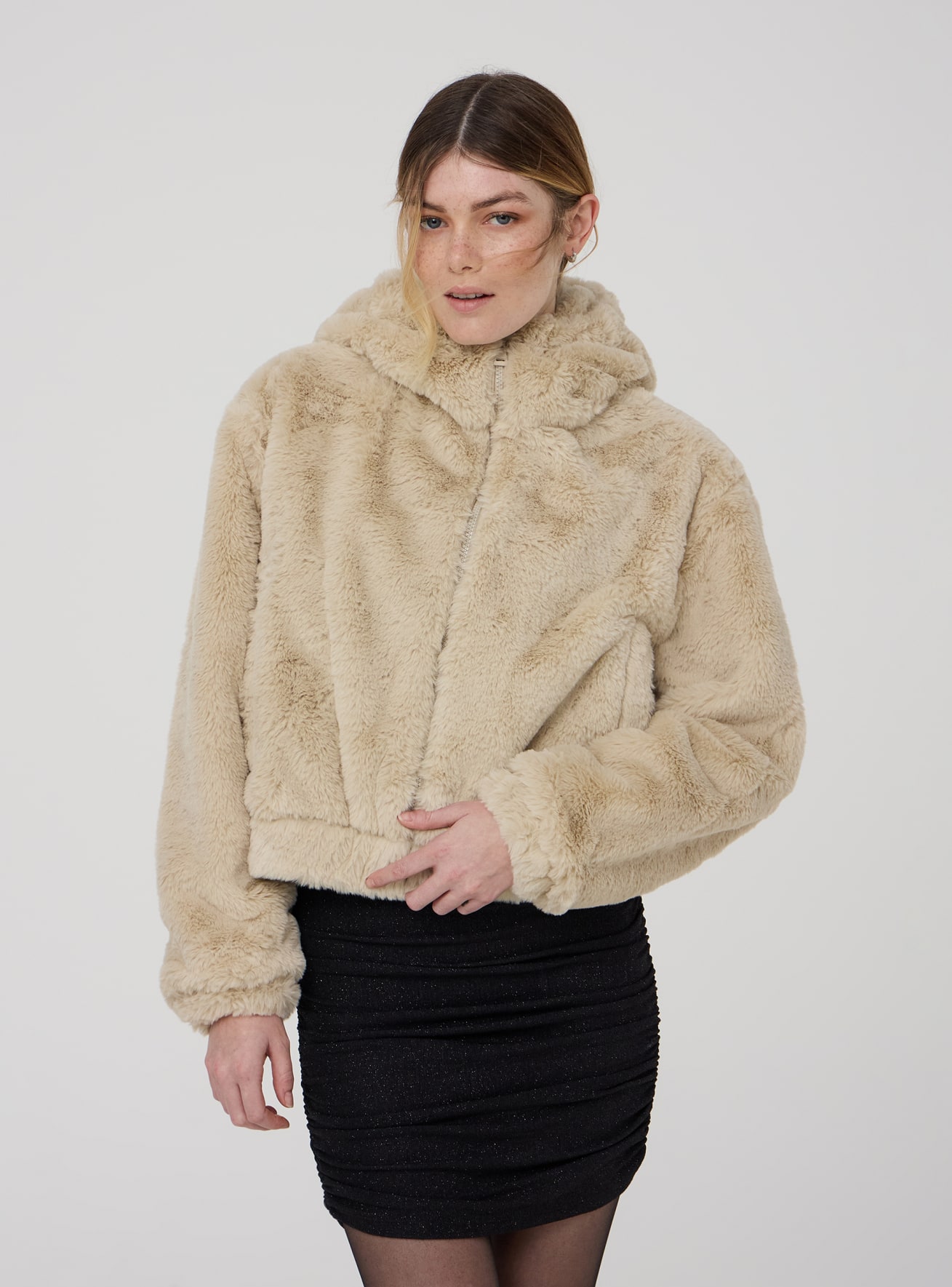 Felpa in pelliccia sintetica con cappuccio e zip beige Terranova