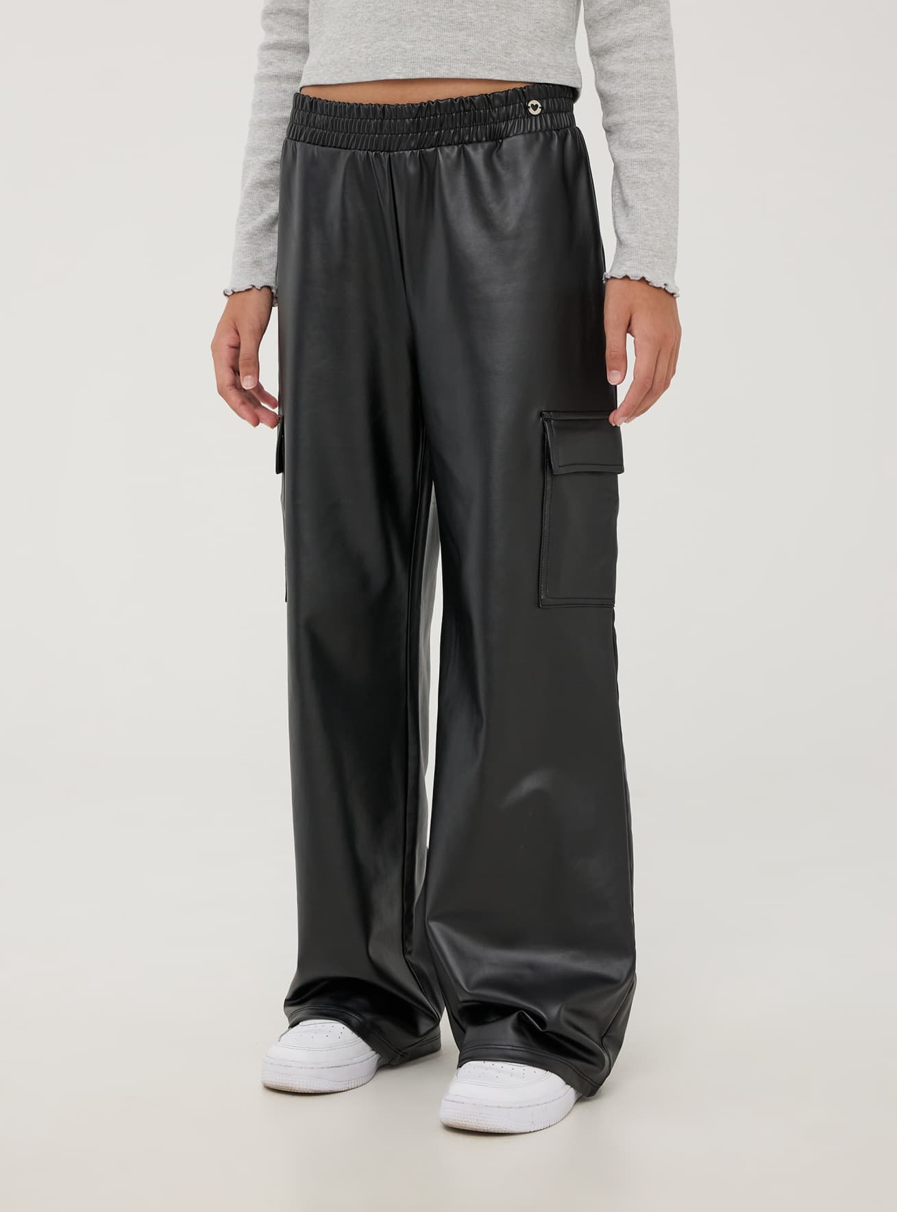 Pantaloni wide leg cargo in similpelle
