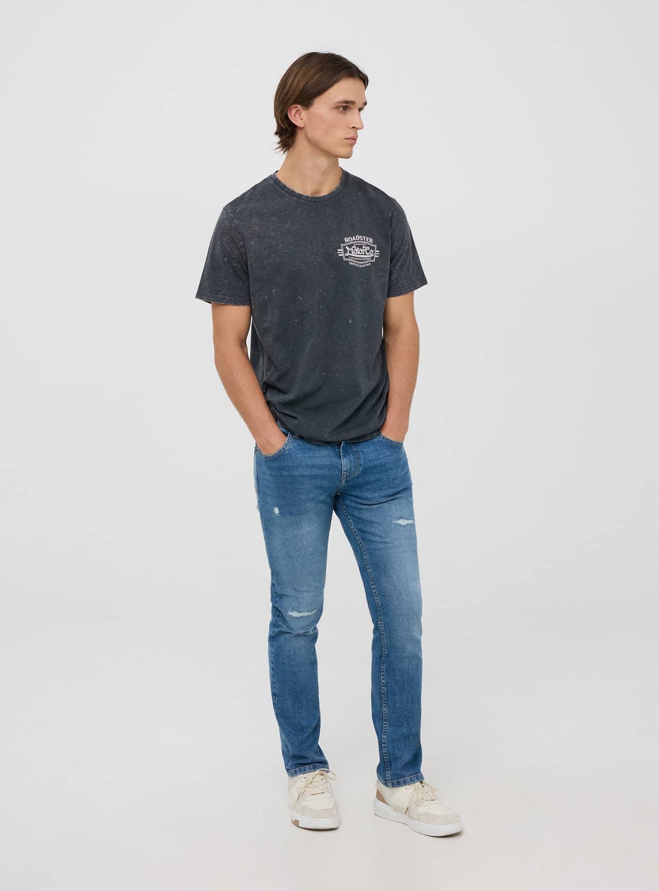 Jeans regular fit con strappi