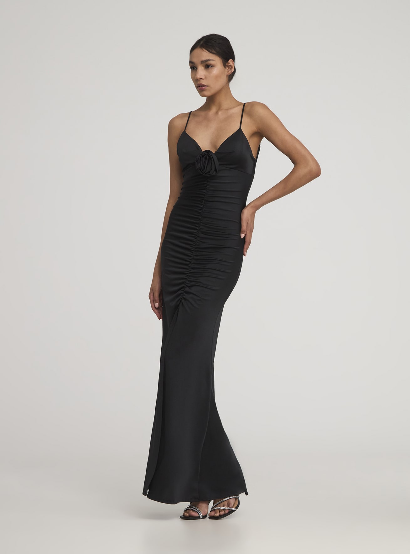 Langes Kleid mit Rose und offenem Rucken schwarz Terranova