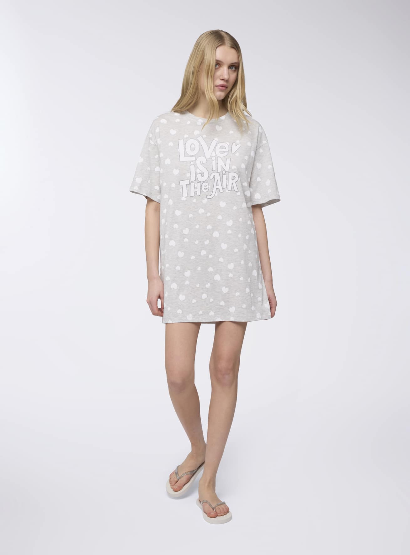 T-shirt over pigiama con cuori e scritta
