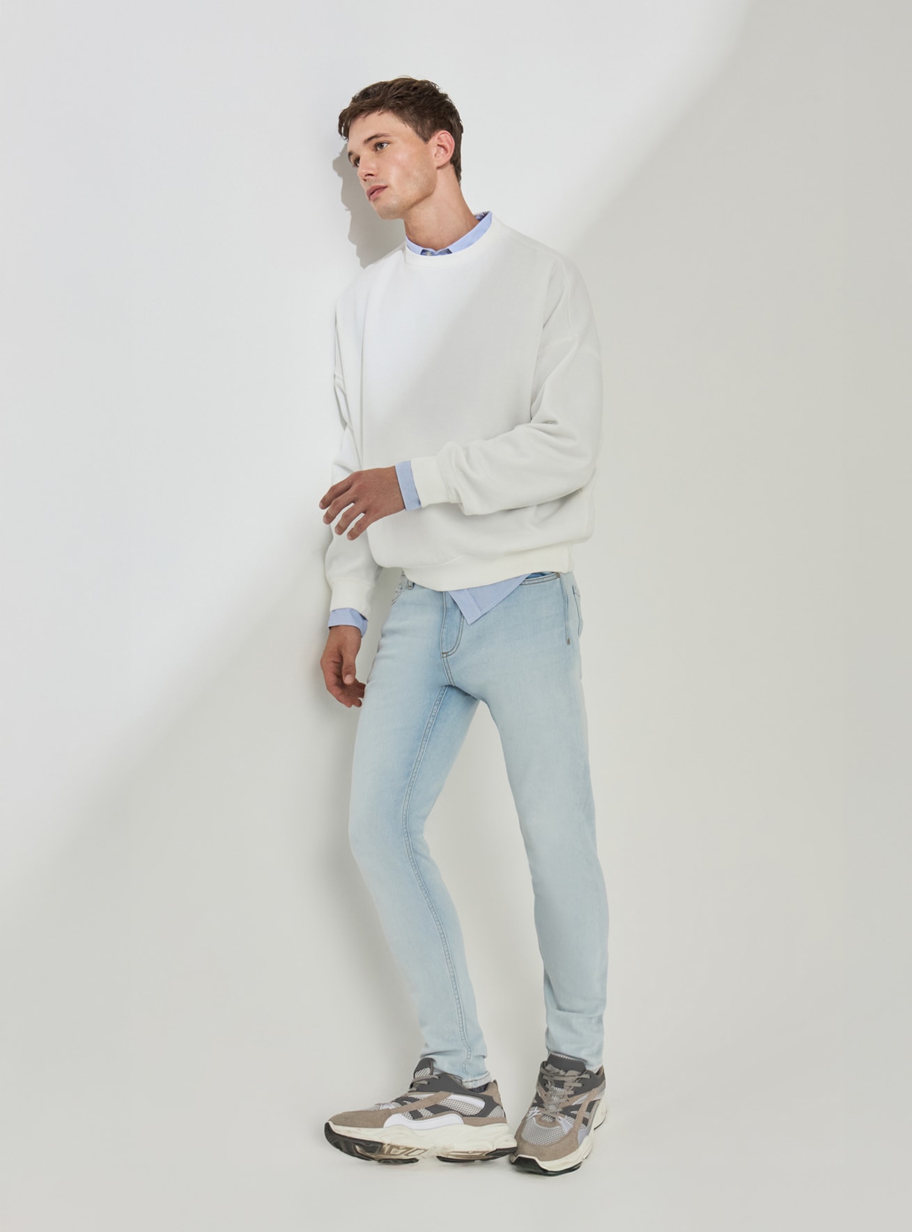 Jeans pitillo claros de cinco bolsillos