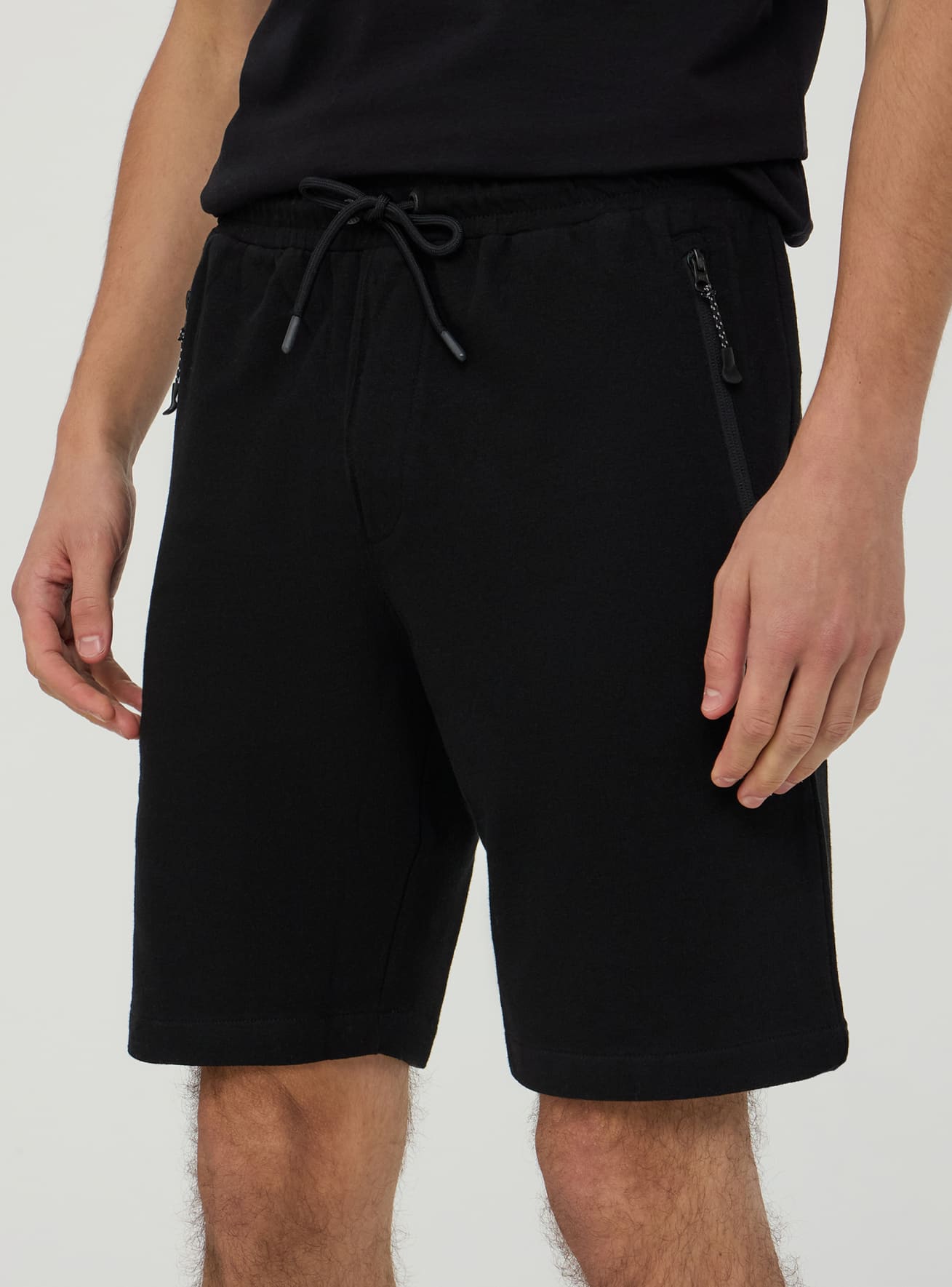 Bermuda in tessuto tecnico con tasche con zip