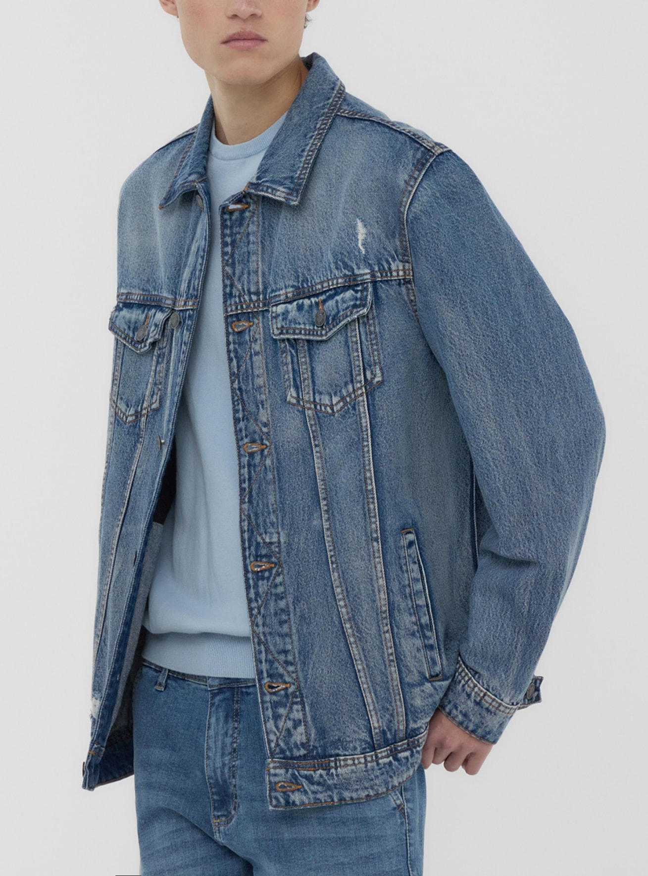Giubbino in jeans con piccoli strappi