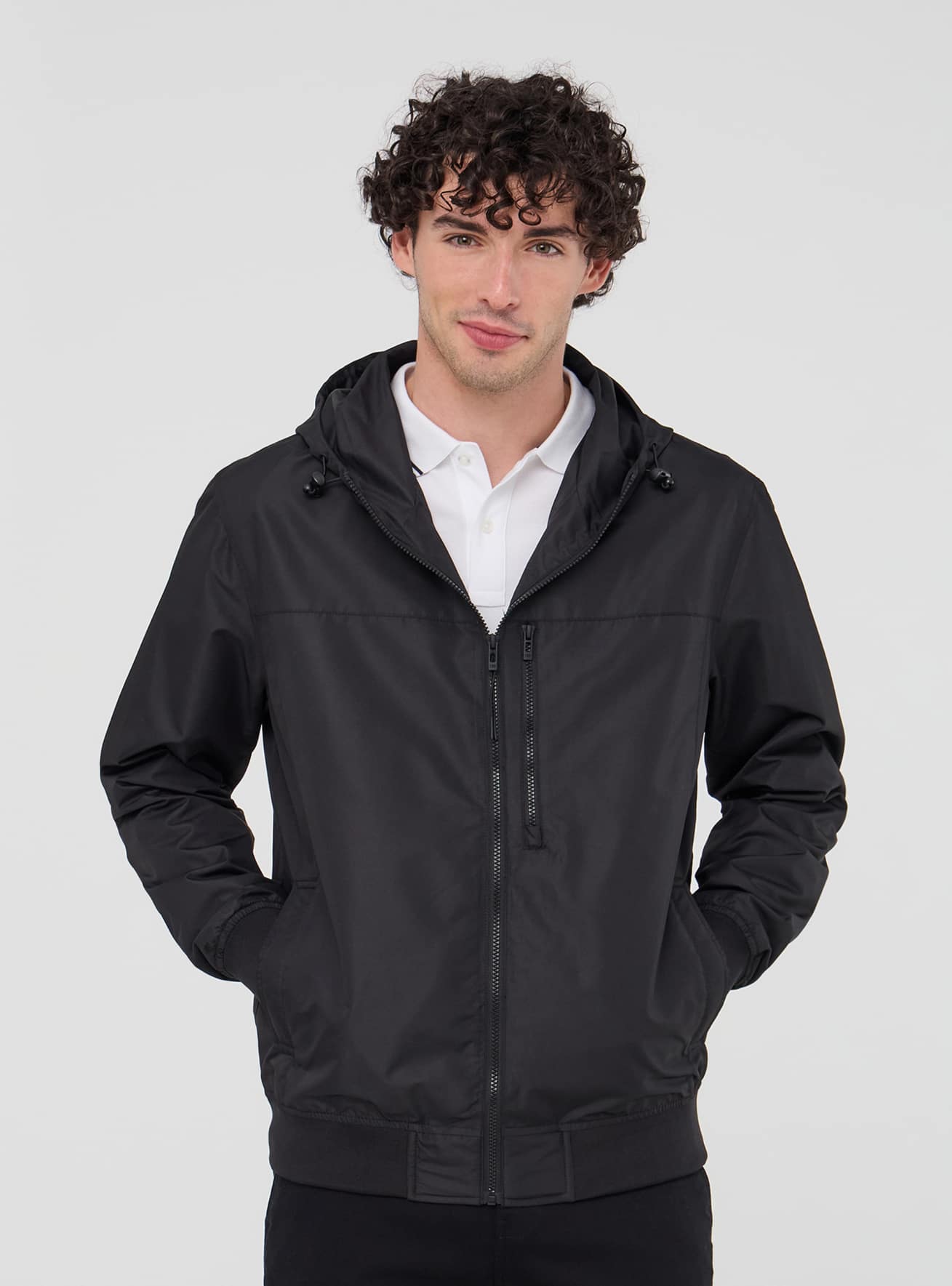 Giubbino leggero in nylon impermeabile con cappuccio