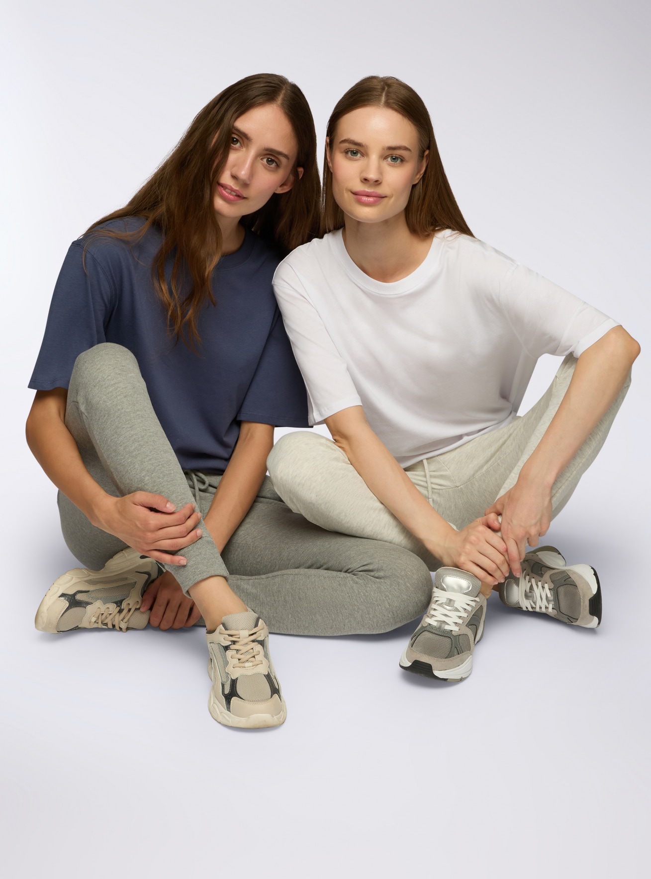 Zestaw 2 oversize'owych podstawowych koszulek w jednolitym kolorze