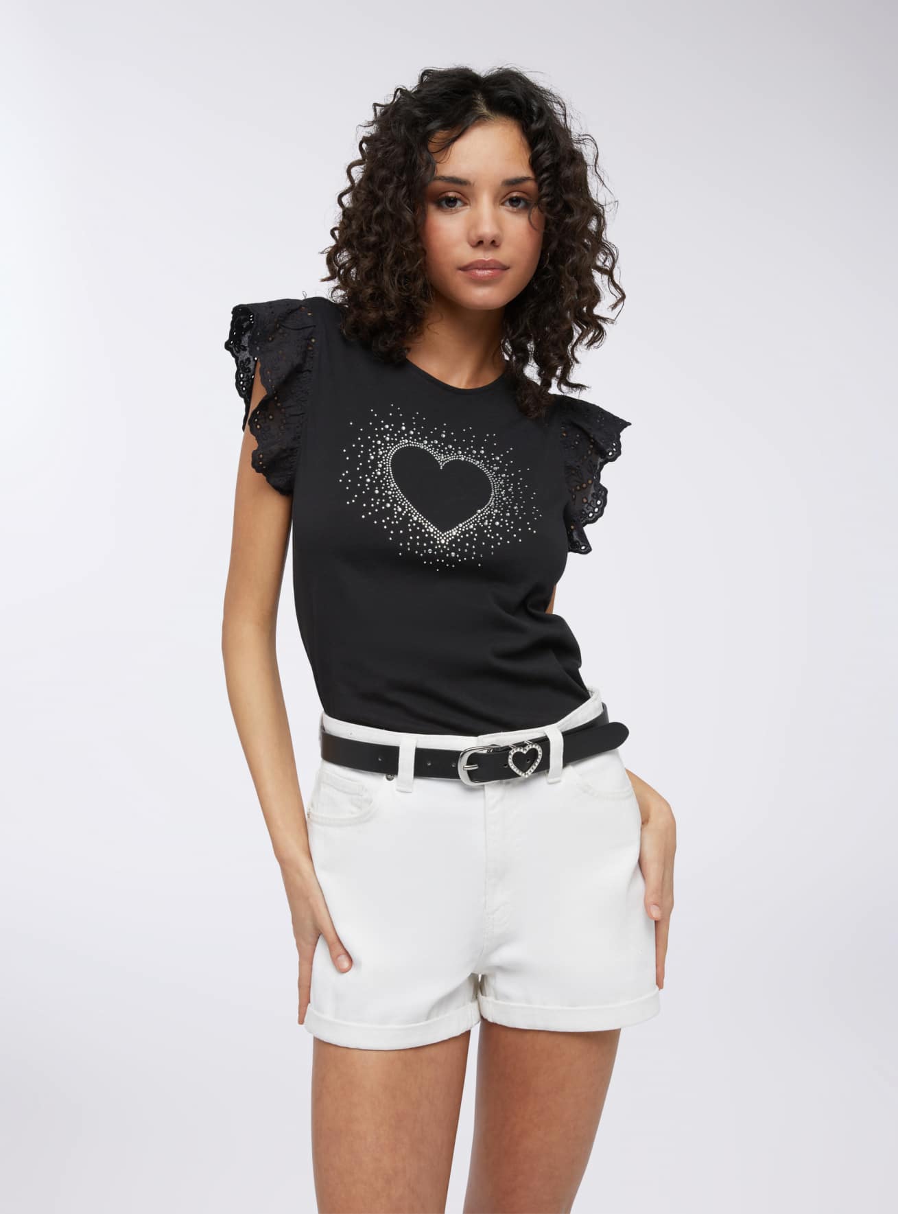 T-shirt con strass e maniche in sangallo