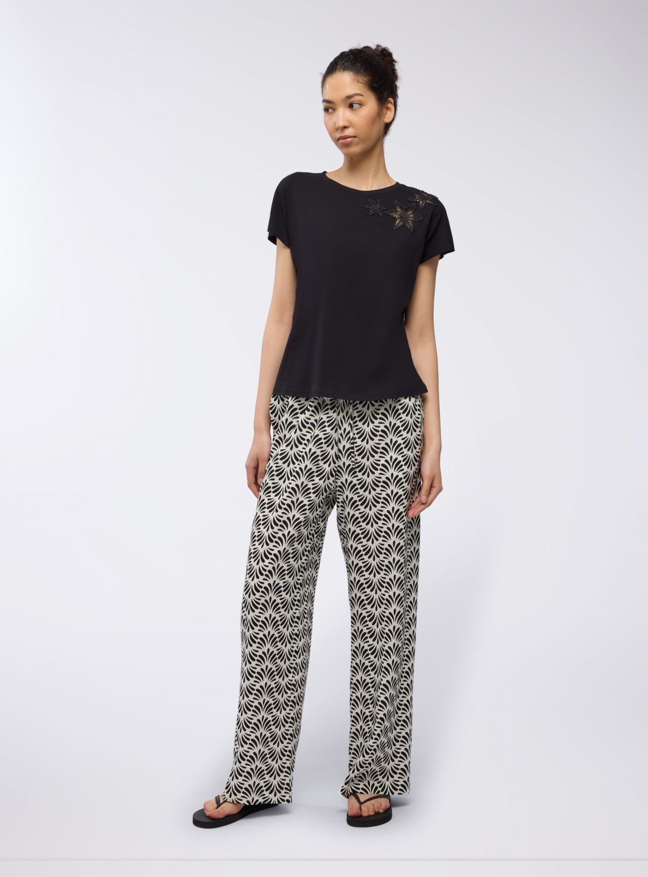 T-shirt ampia con ricami floreali