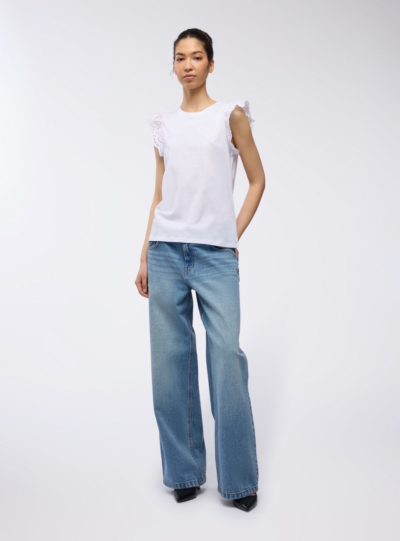 T-shirt con balze in sangallo