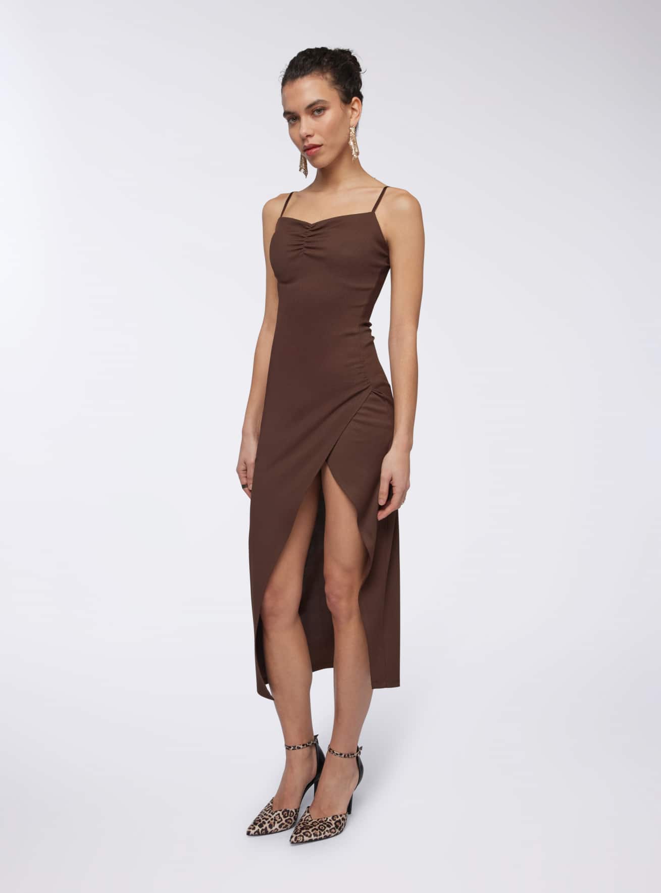 Vestito lungo con spacco e arricciature