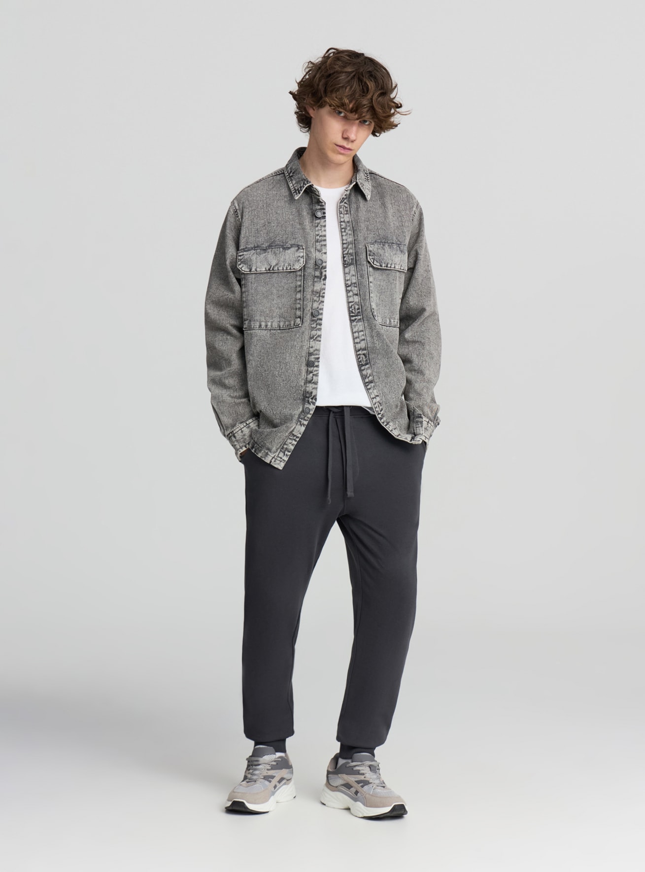 Lightweight sweatpants with drawstring