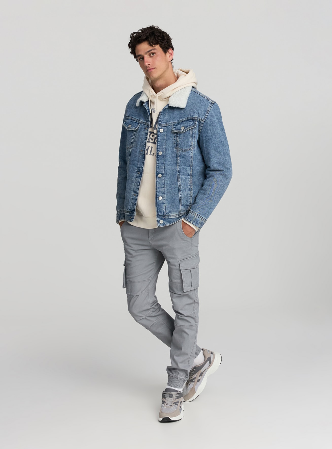 Pantaloni cargo skinny con polsini