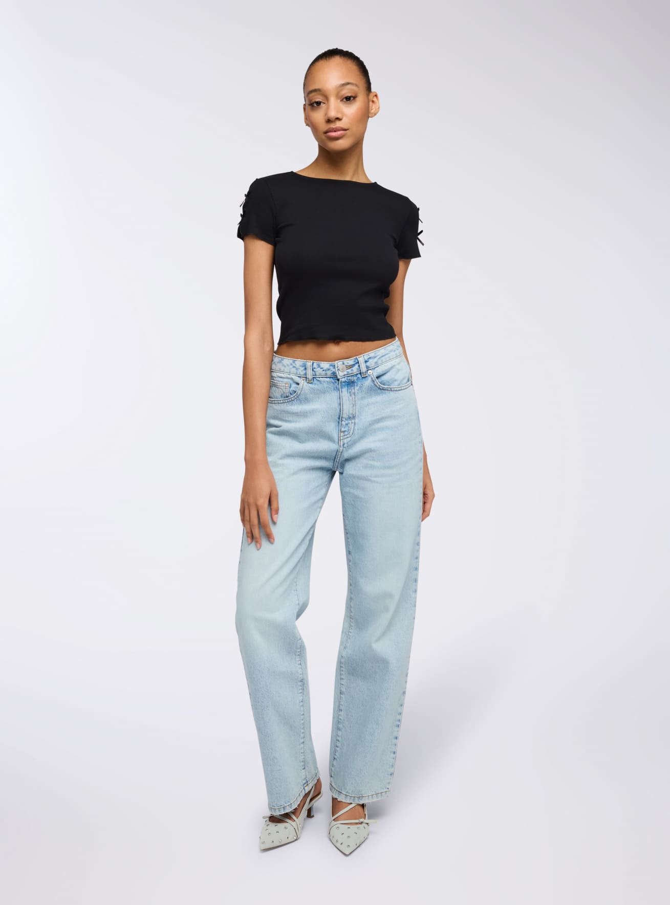 T-shirt con fiocchi sulle maniche