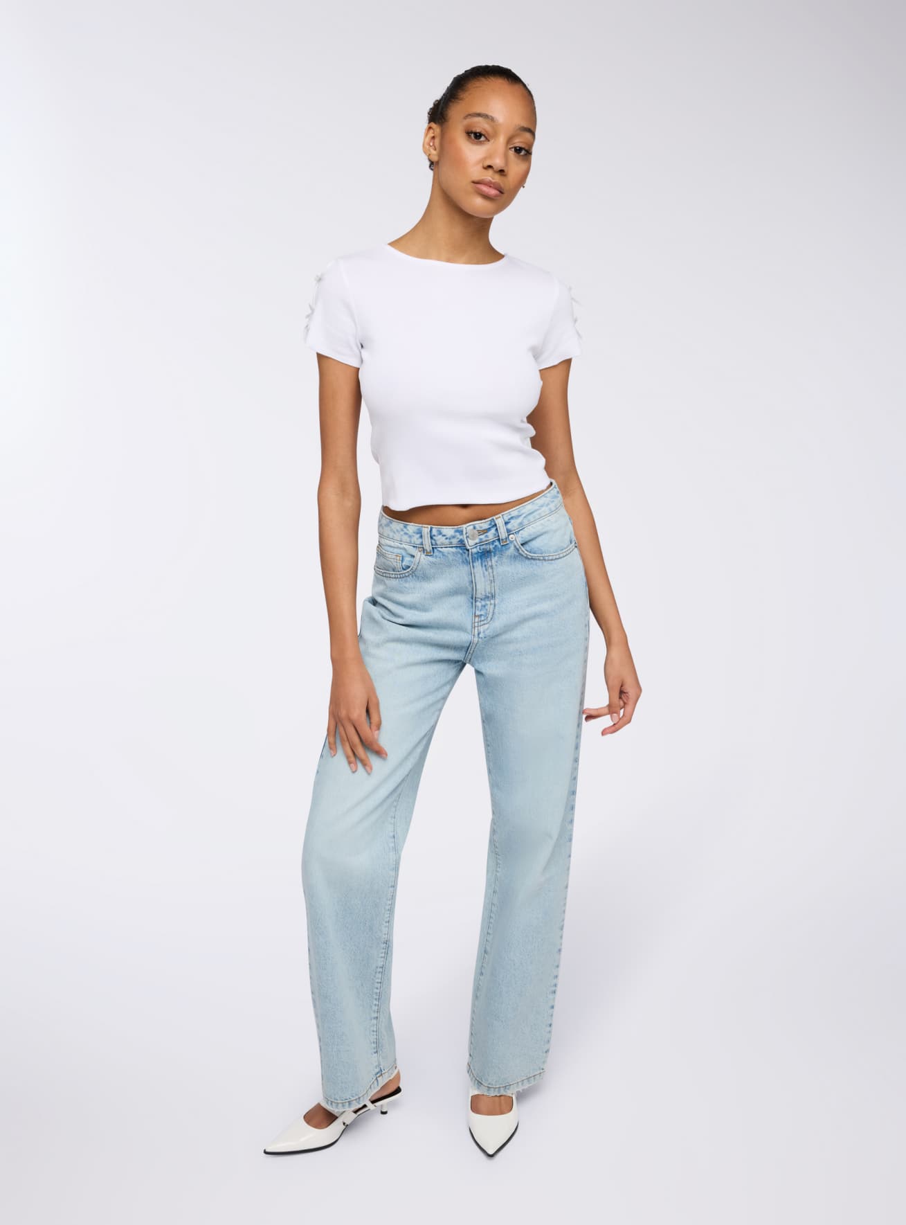 T-shirt con fiocchi sulle maniche