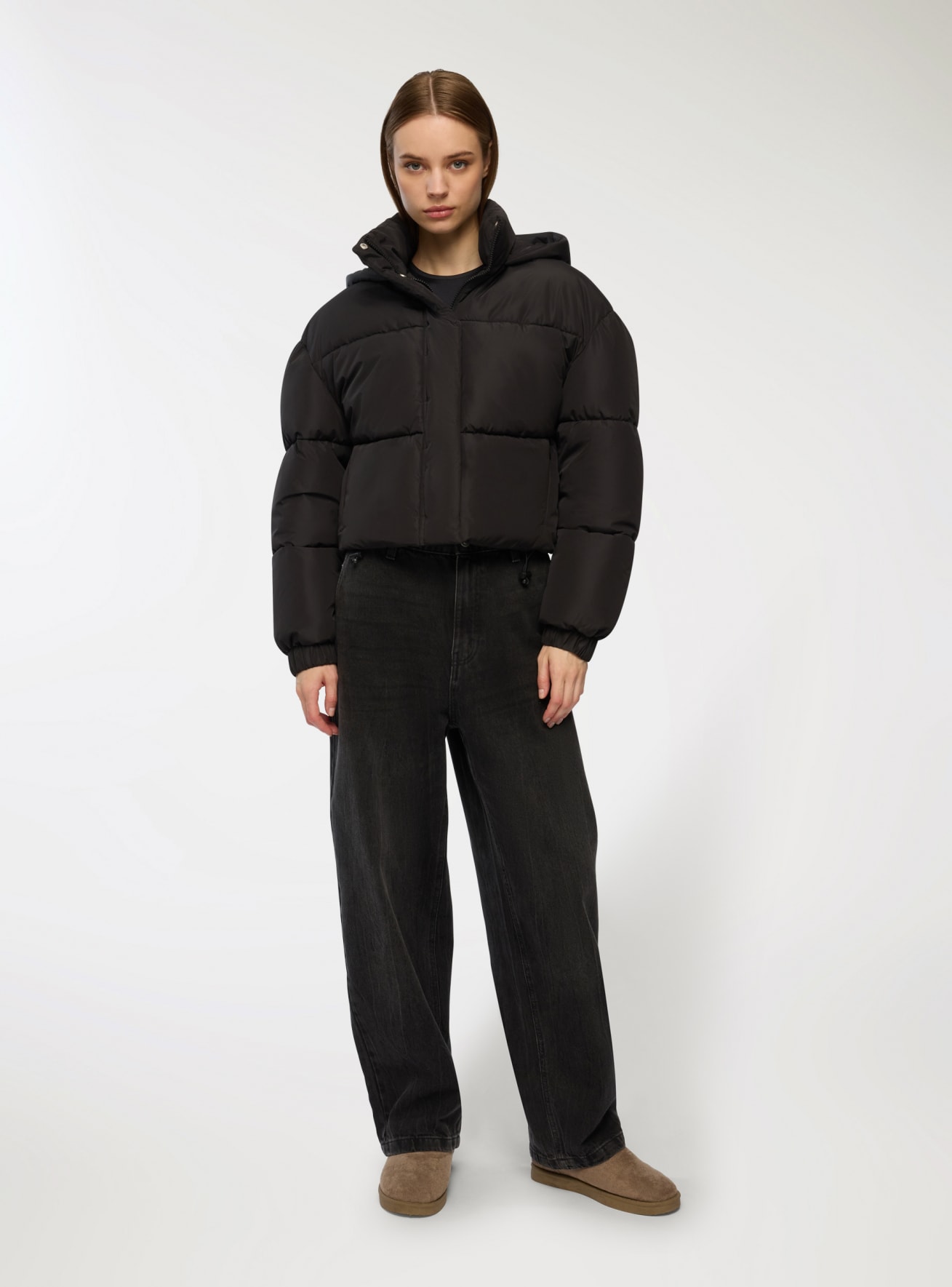 Giubbotto crop con collo alto e cappuccio
