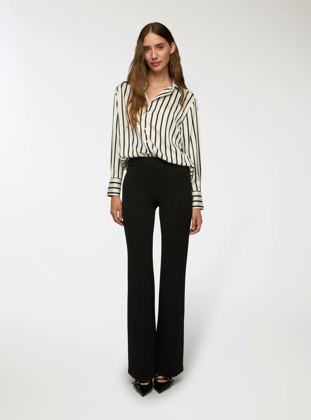 Pantaloni flared a tinta unita